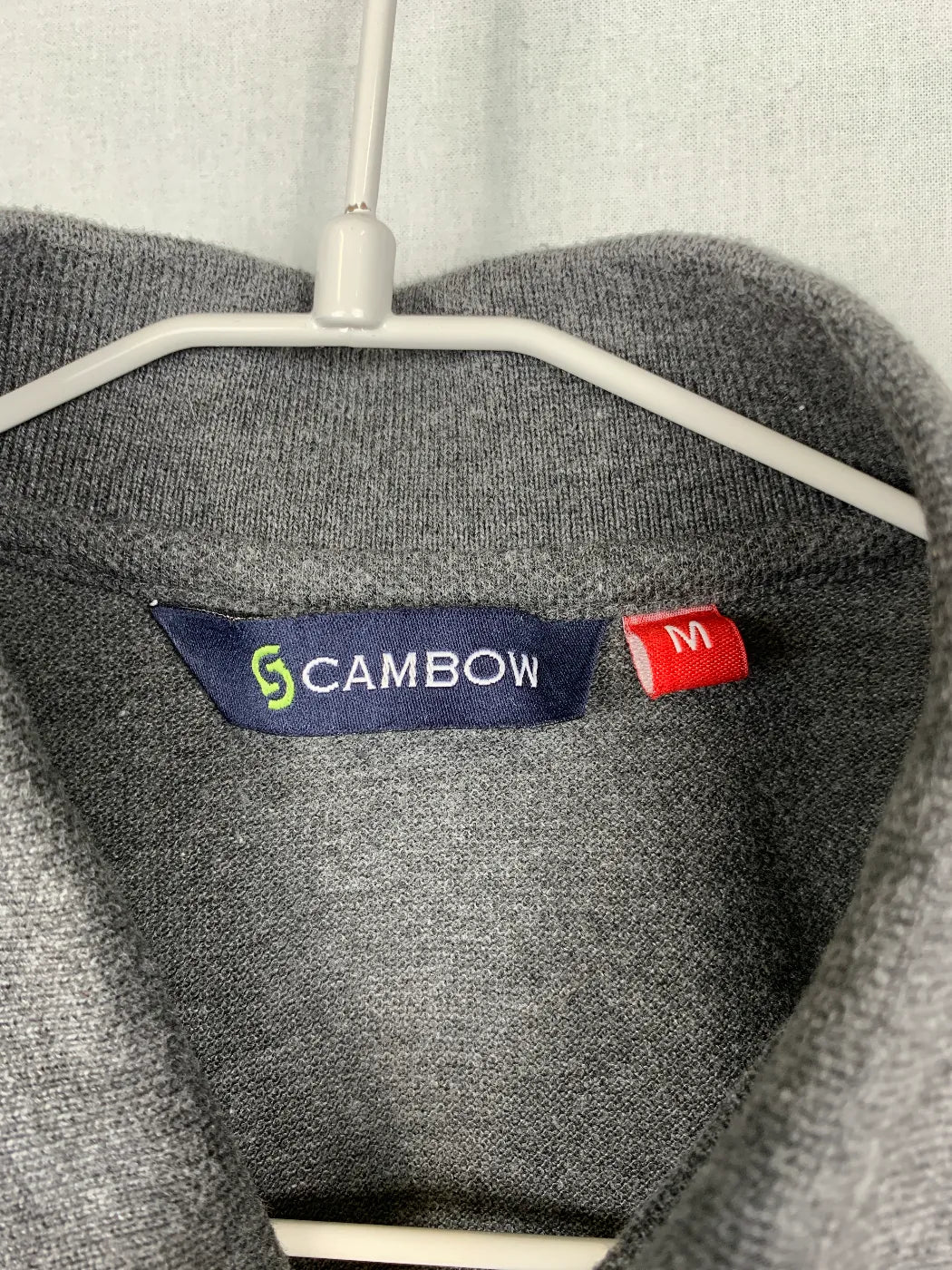 Cambow mörkgrå pikétröja med gul knappslå