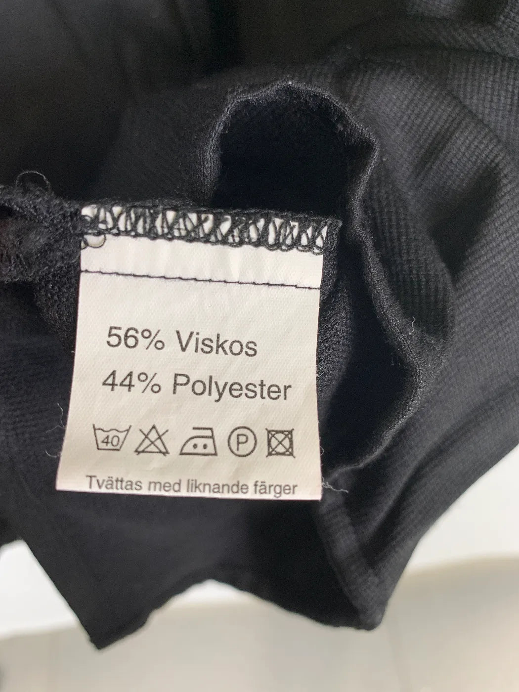 Pleasant svart kortärmad skjorta med mesh-detaljer