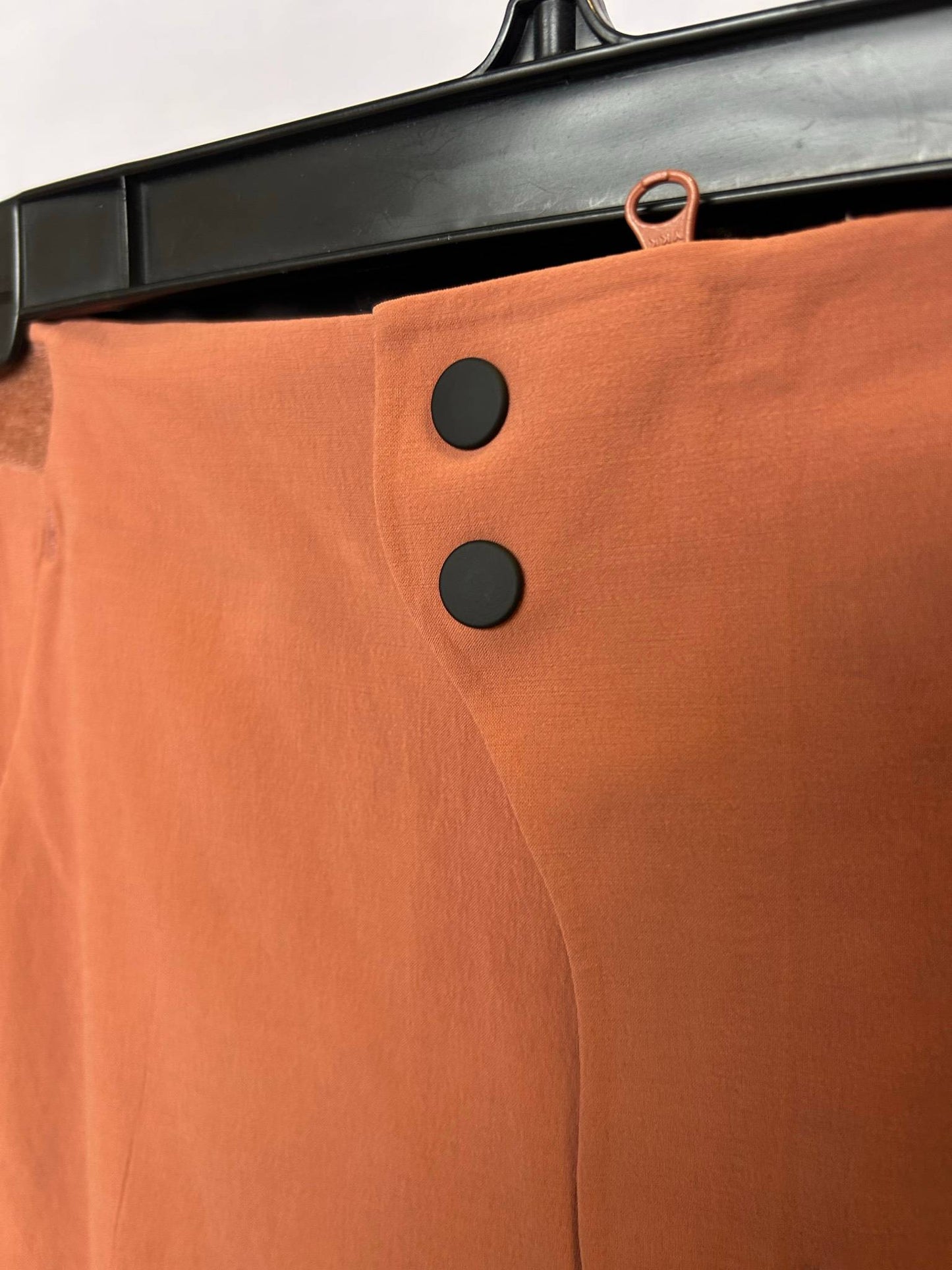 POC tekniska shorts i rostbrunt