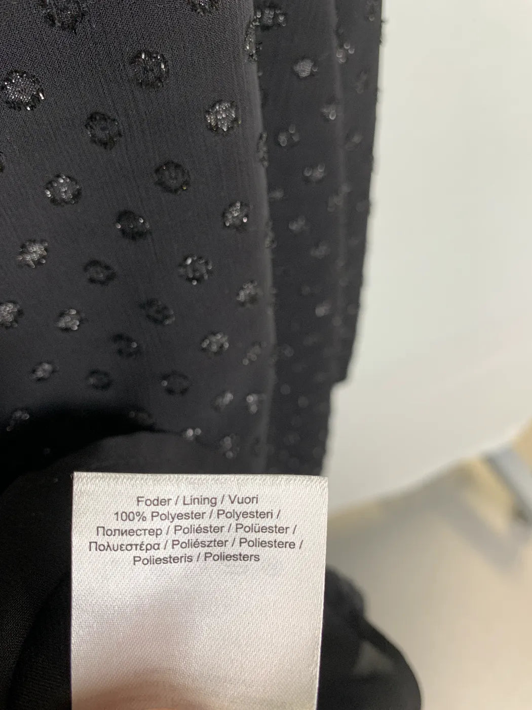 Gina Tricot svart klänning med kall axel