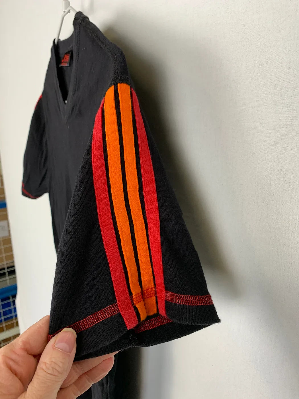 JBS svart v-ringad t-shirt med randiga ärmar
