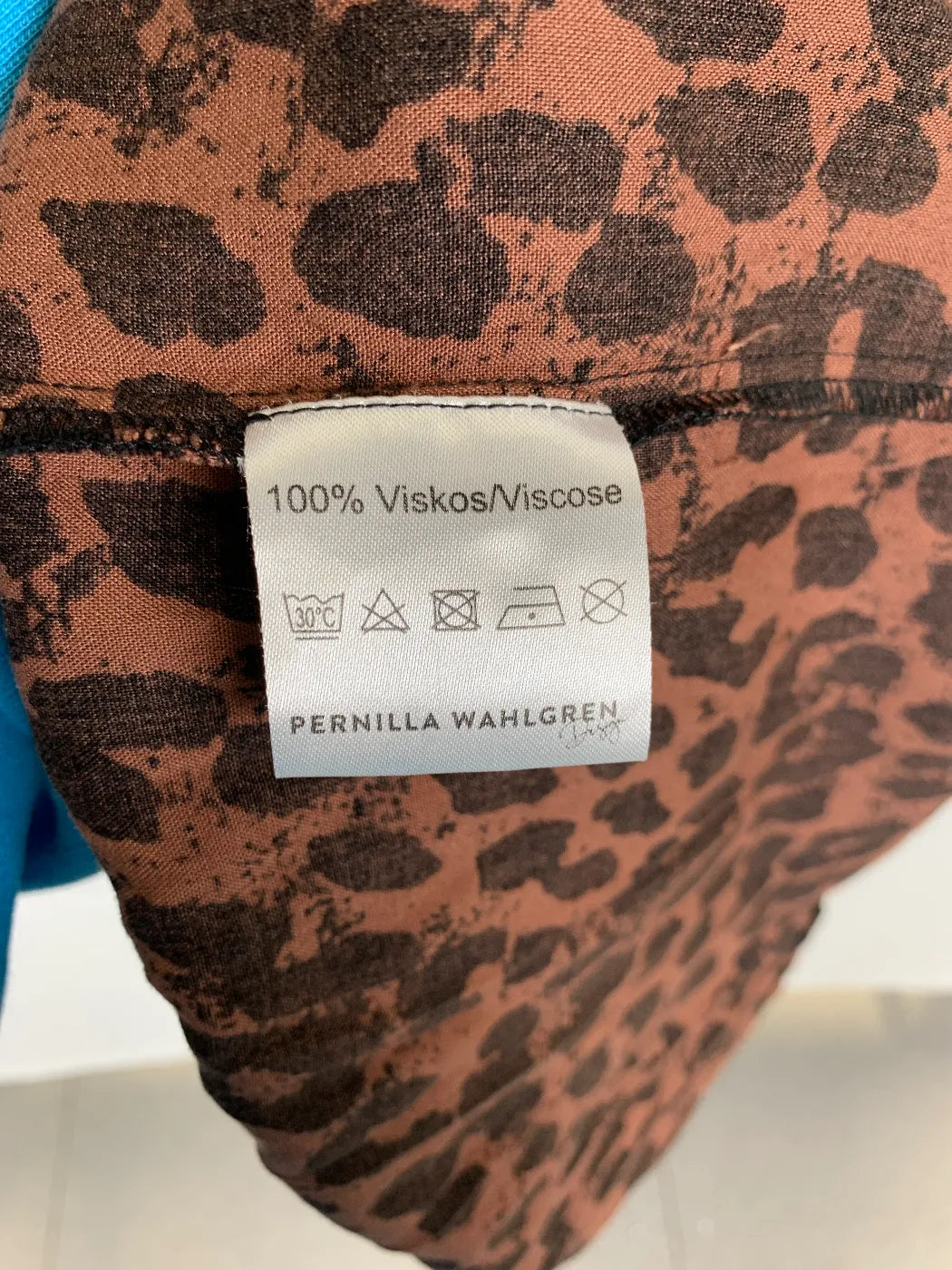 Pernilla Wahlgren djurmönstrad klänning med långa ärmar