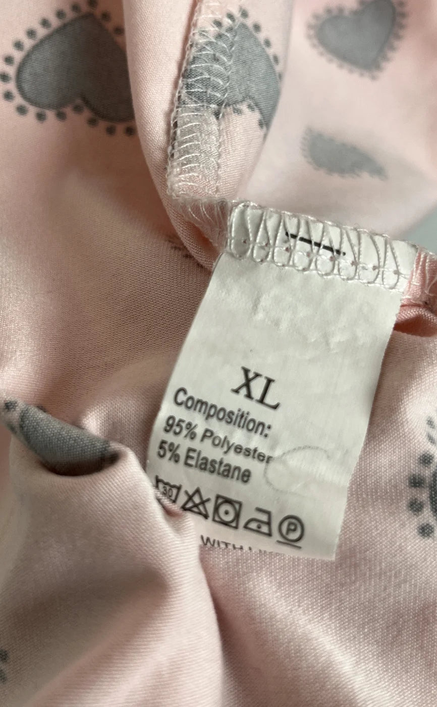 Pyjamaset med hjärtmönster och spetskant i rosa