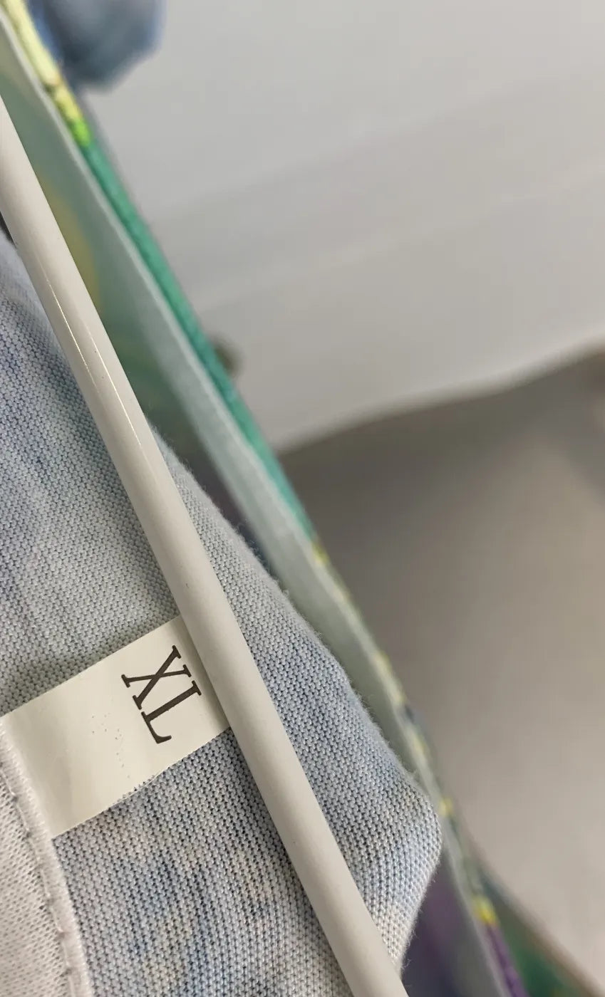Färgglad t-shirt med fjärilstryck och v-ringning