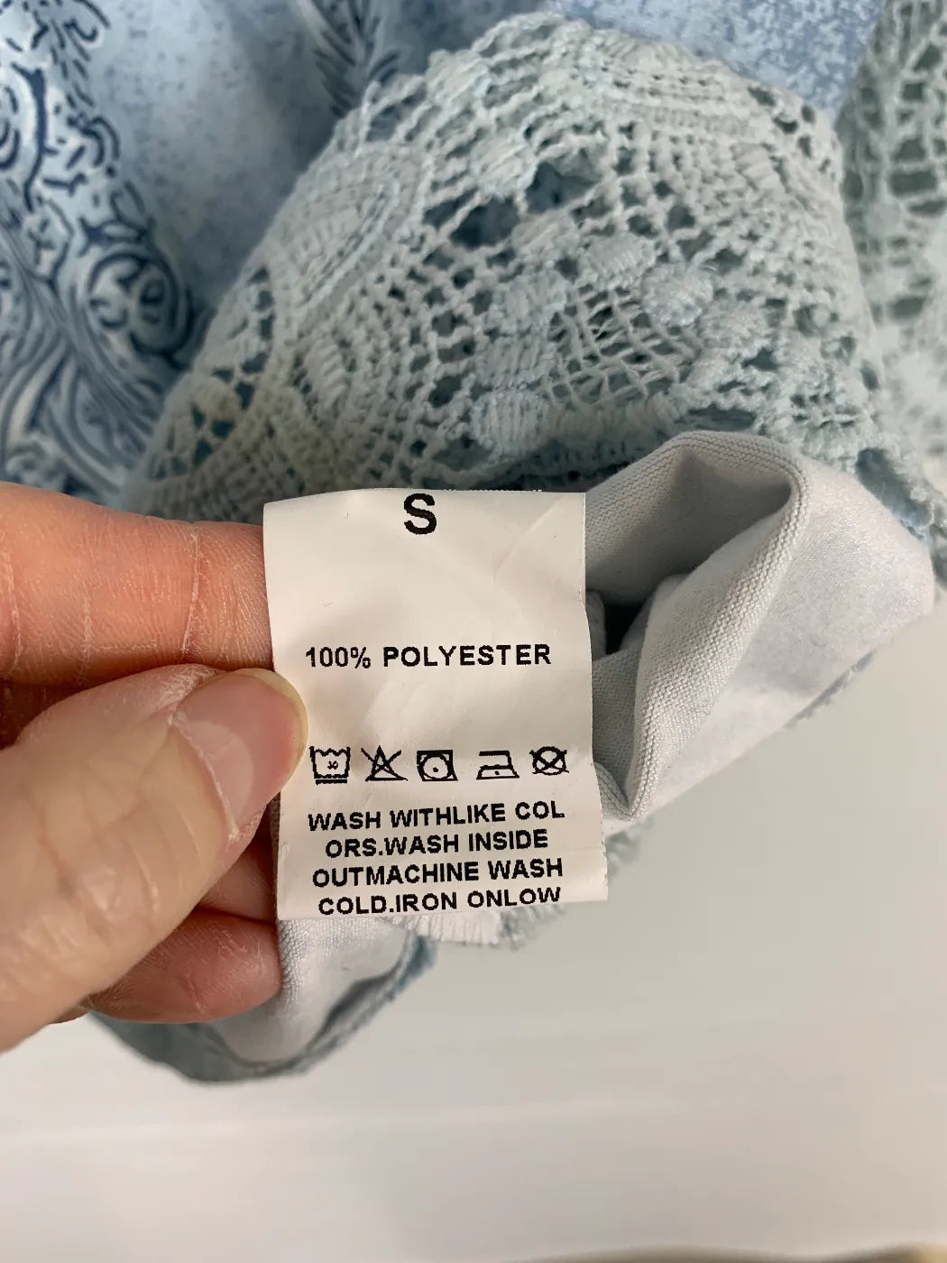 Ljusblå blus med spetskant och v-ringning