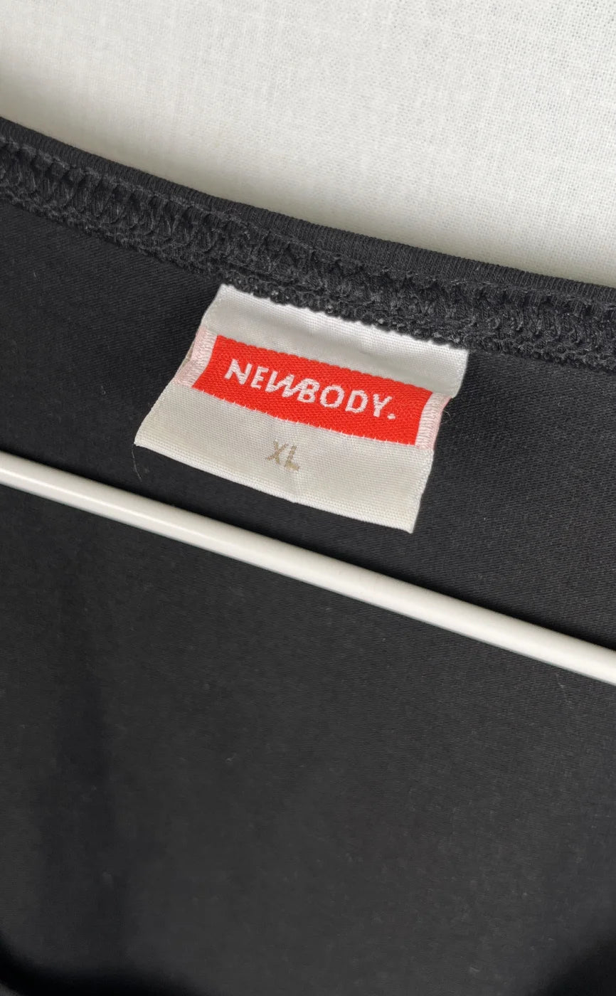 Newbody svart t-shirt med kort ärm