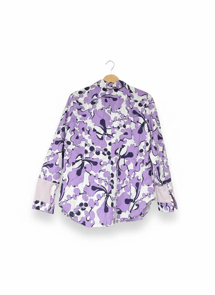 Mönstrad lila blus med blommor