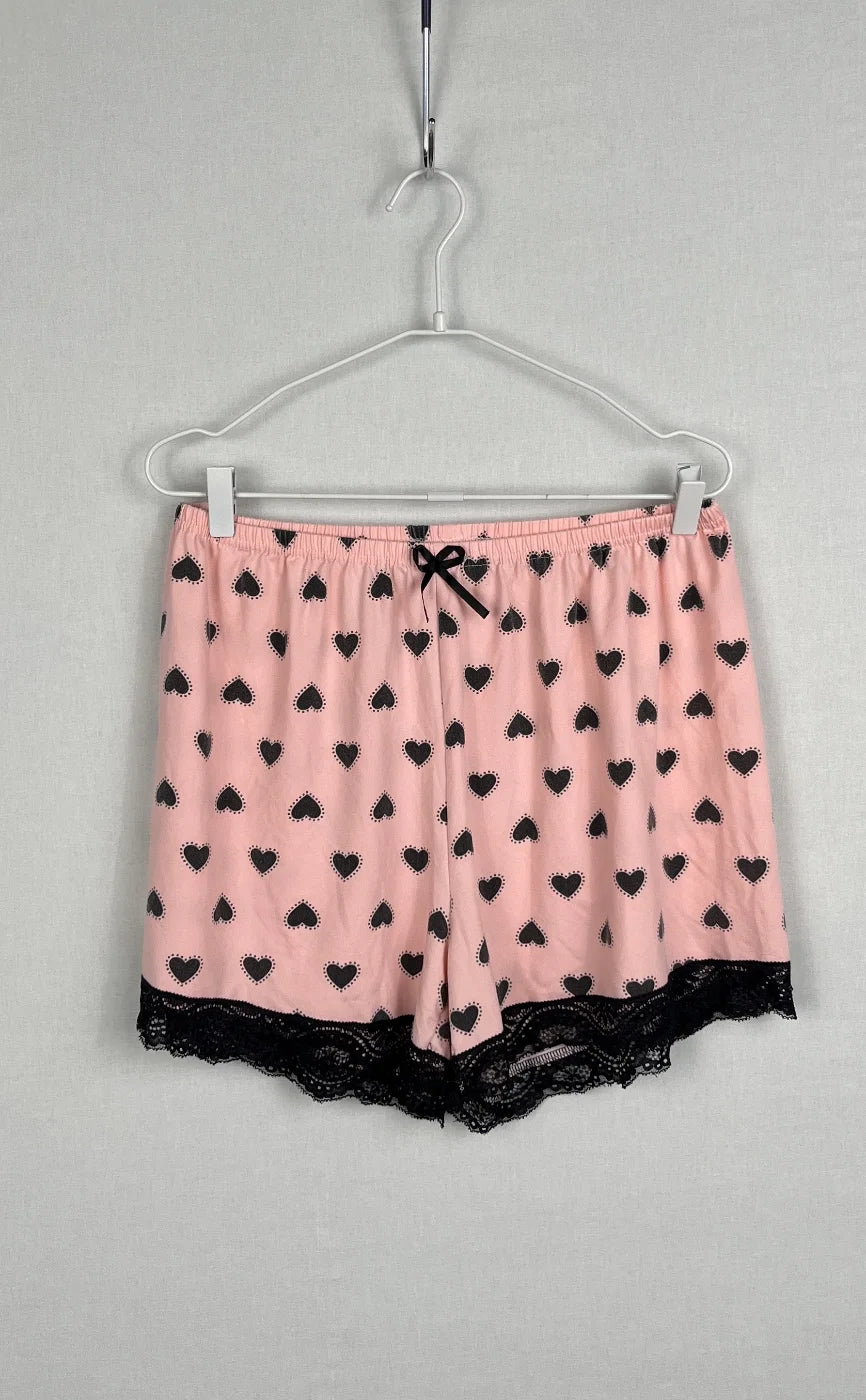 Pyjamaset med hjärtmönster och spetskant i rosa