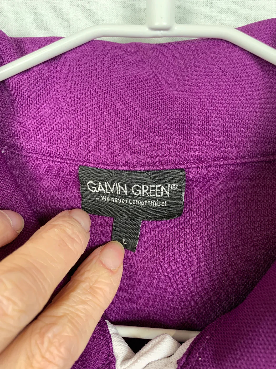 Galvin Green lila pikétröja