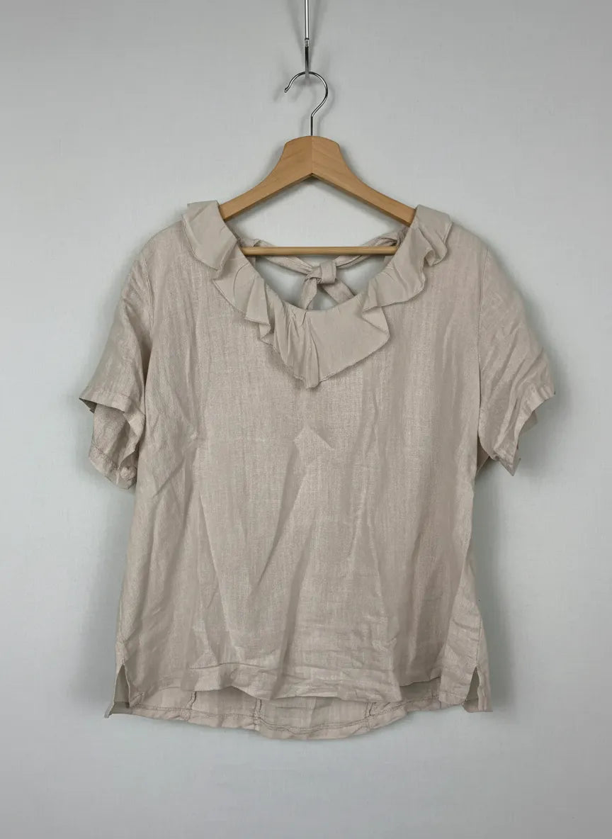 r. beige blus i linneblandning med volang