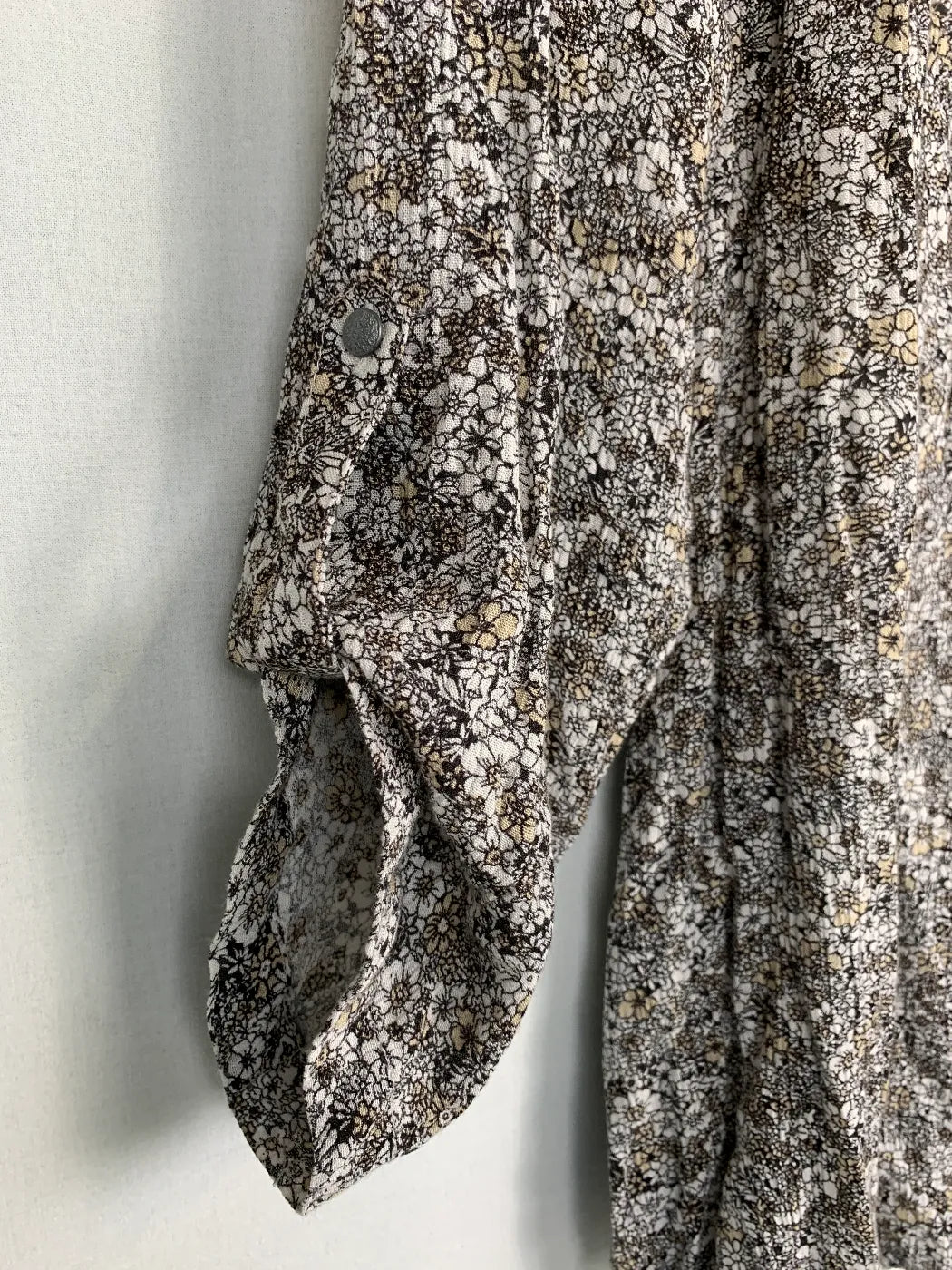 Lös blus med blommönster
