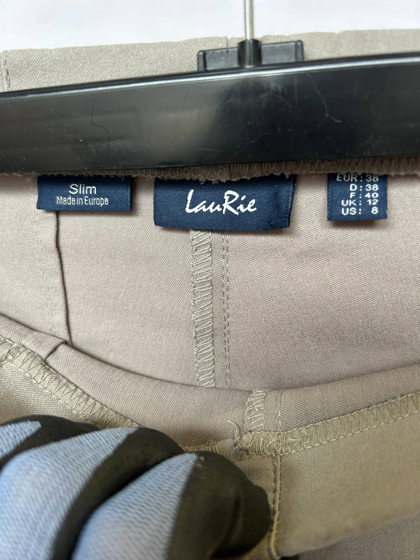 LauRie slim fit byxor i khakifärg