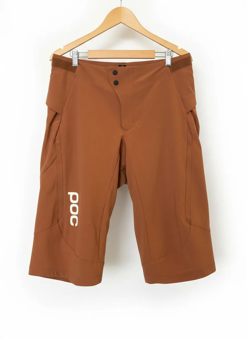 POC tekniska shorts i rostbrunt