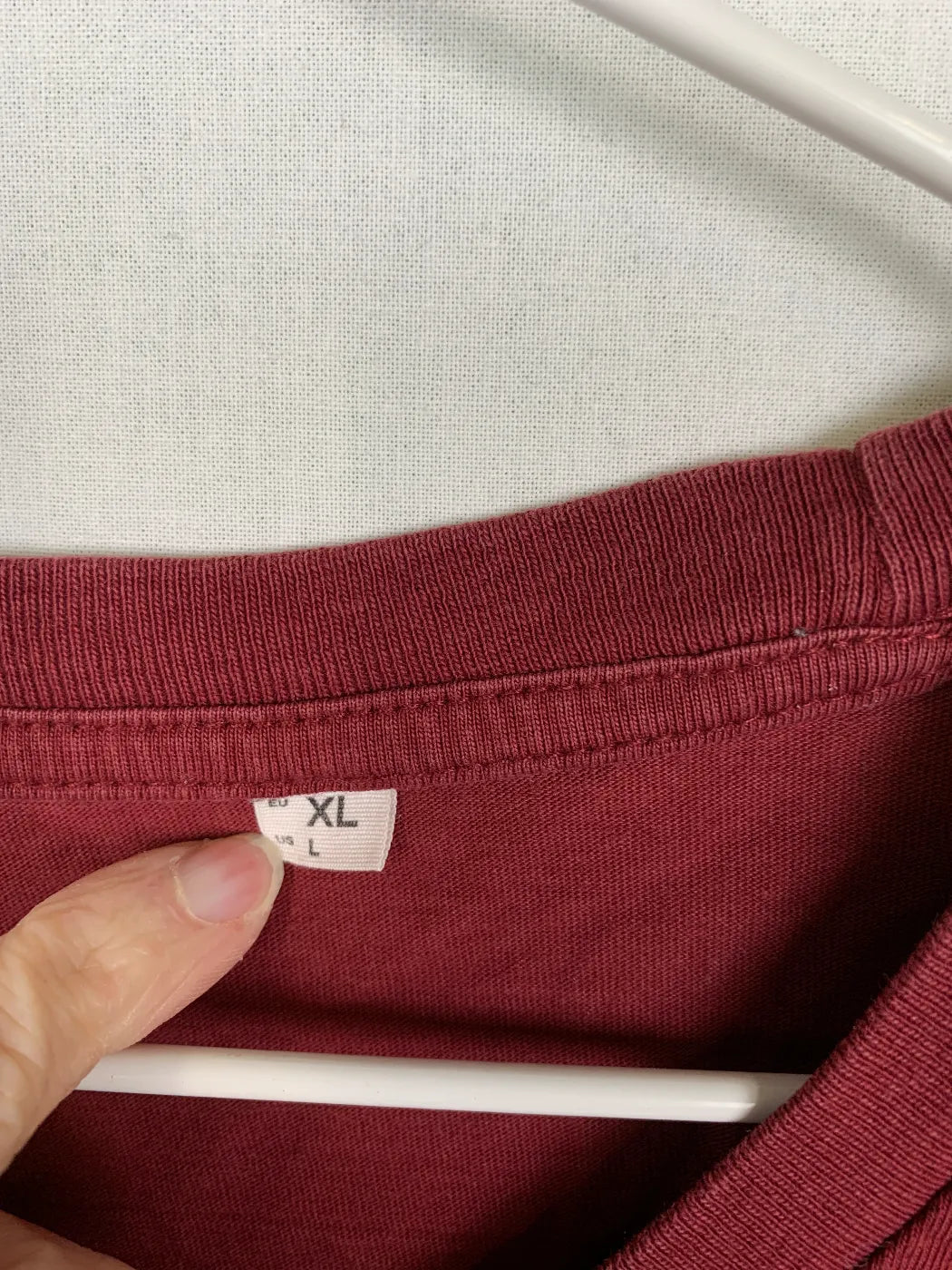 Vinröd t-shirt med kort ärm och tryck