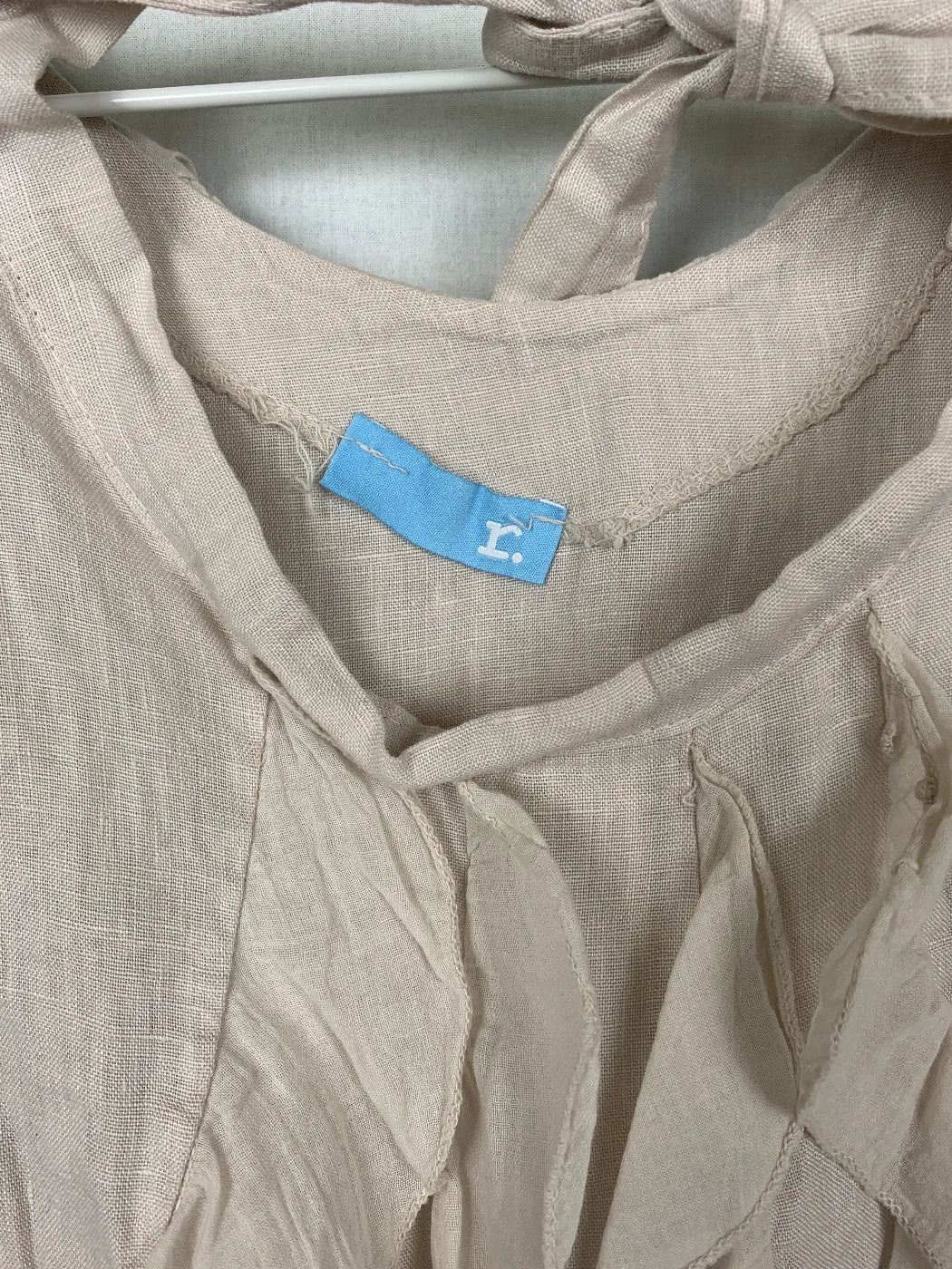 r. beige blus i linneblandning med volang