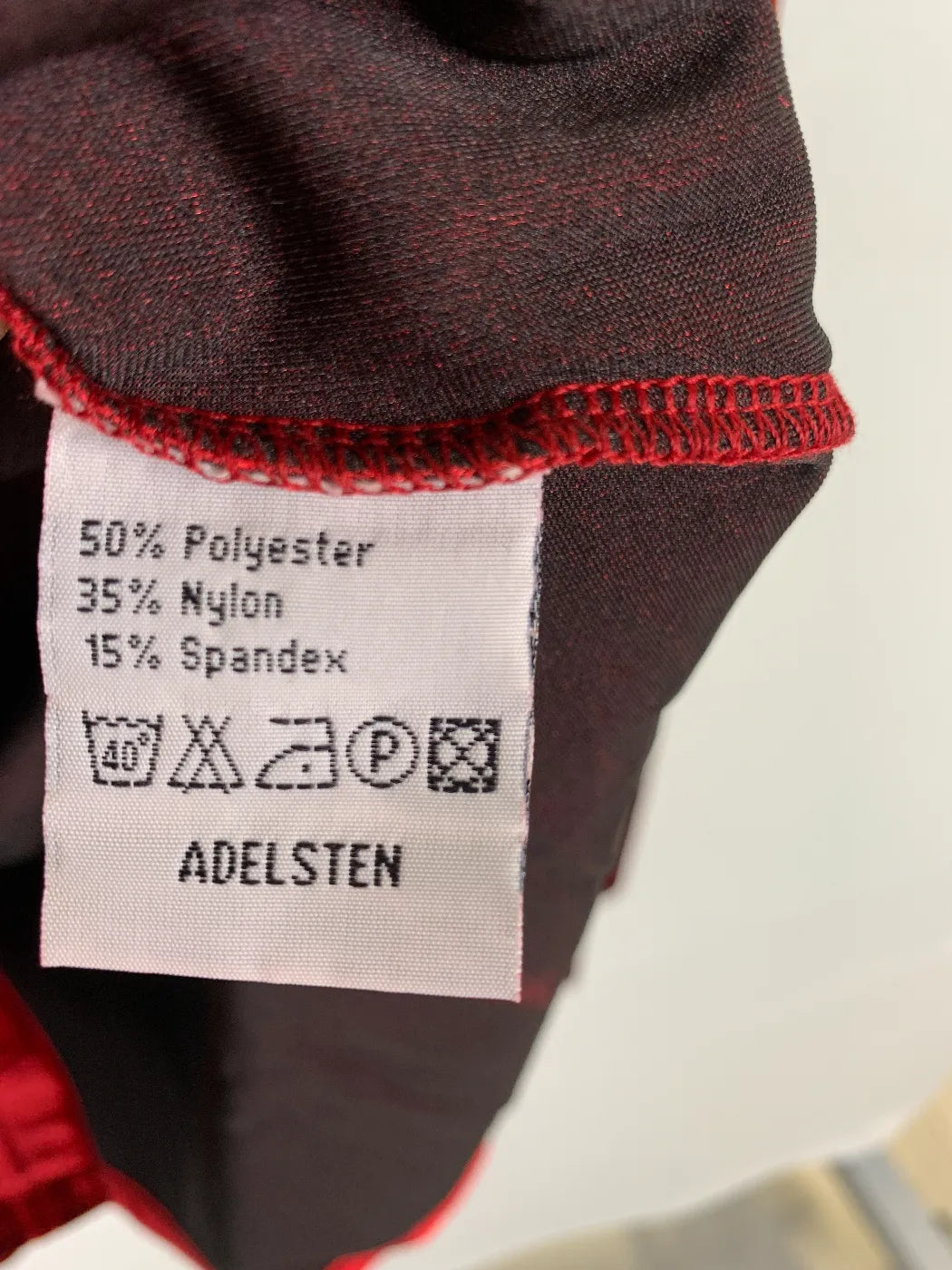 Adelsten röd sammetstopp med lång ärm