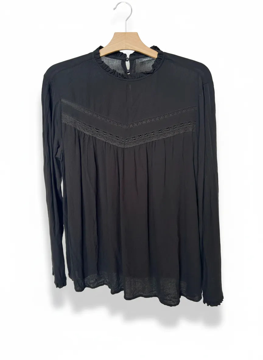 KappAhl svart blus med lång ärm och spetsdetalj