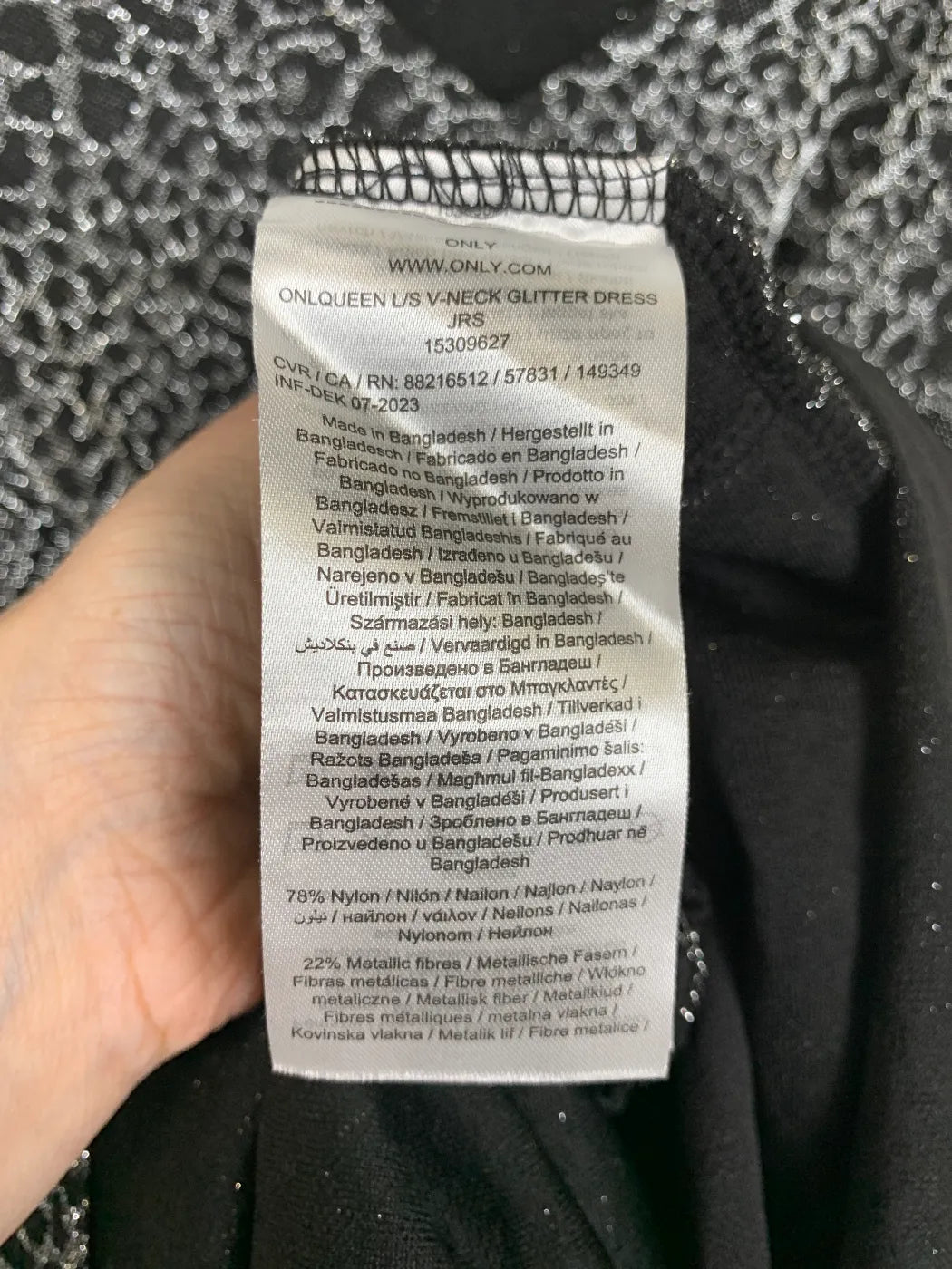 Only glittrig klänning med v-ringning och långa ärmar