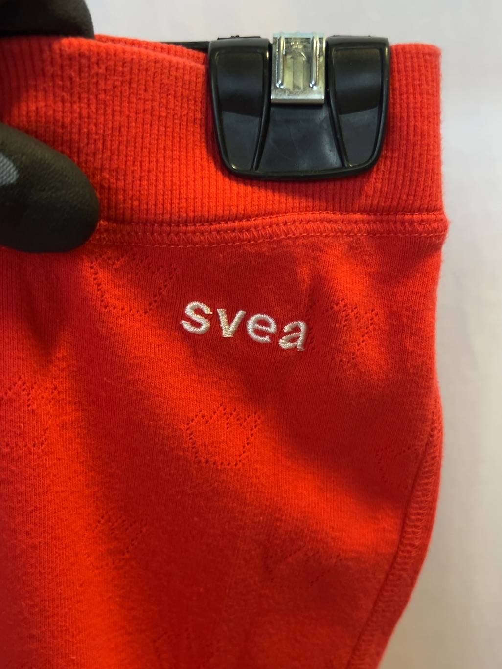 Svea röda leggings med knappdetalj