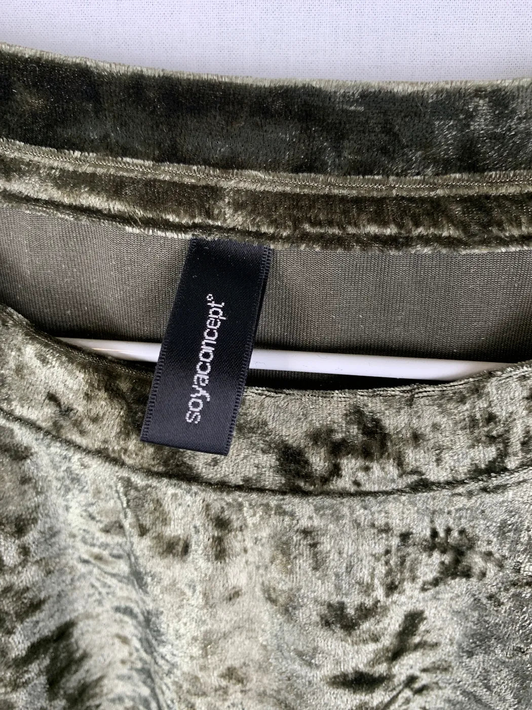 Soyaconcept olivgrön sammetstopp med kort ärm
