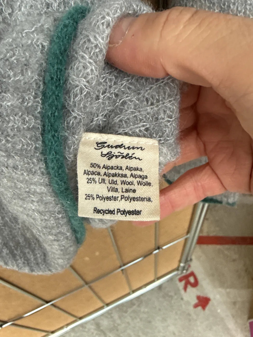 Gudrun Sjödén grå stickad tröja med grön kant