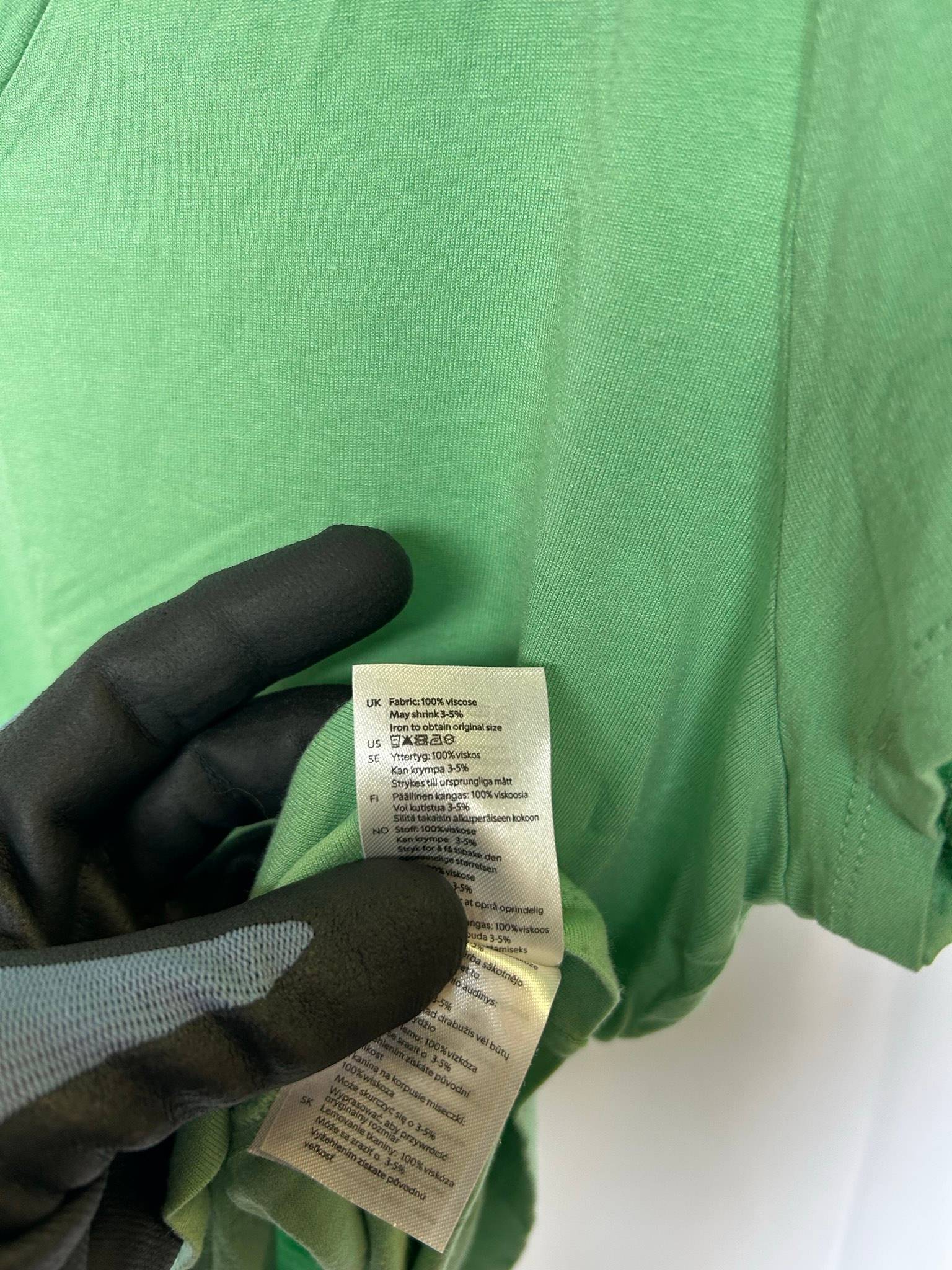 Lindex grön t-shirt med v-ringning