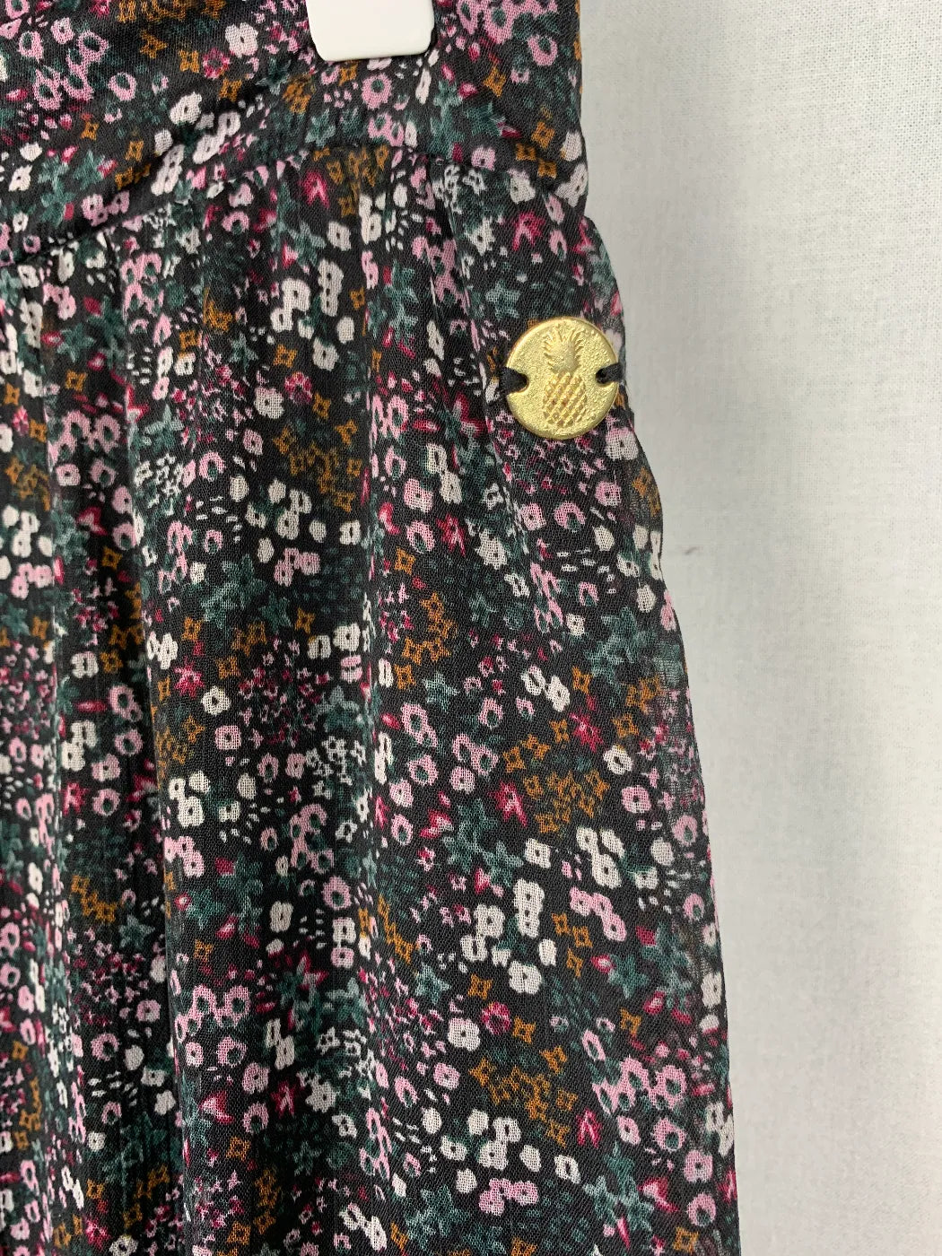 Pernilla Wahlgren blommig volangkjol i midi-längd