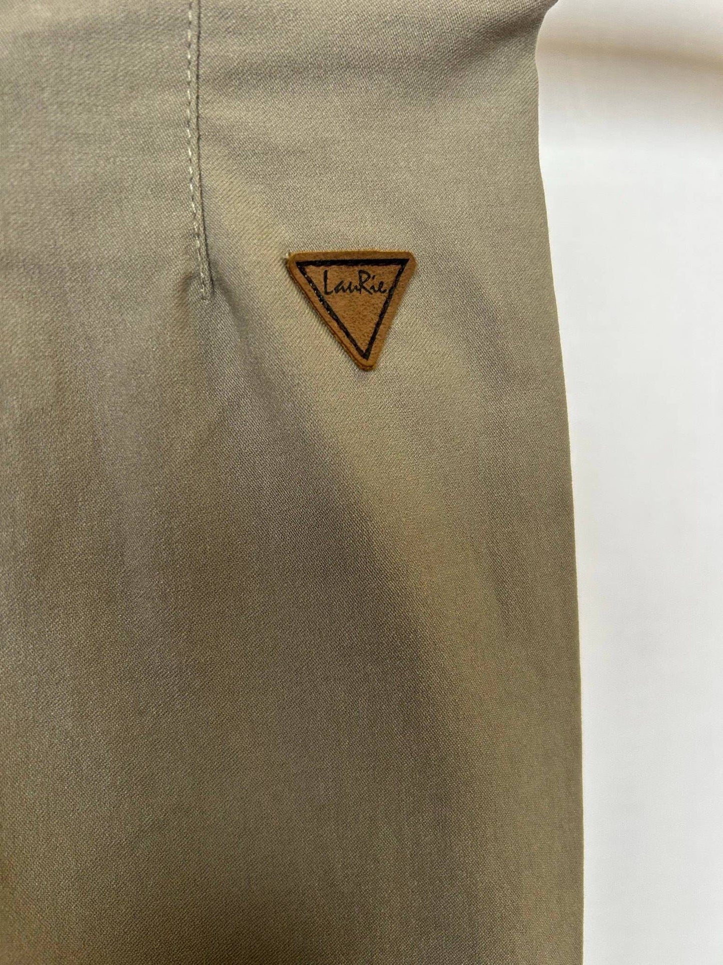 LauRie slim fit byxor i khakifärg