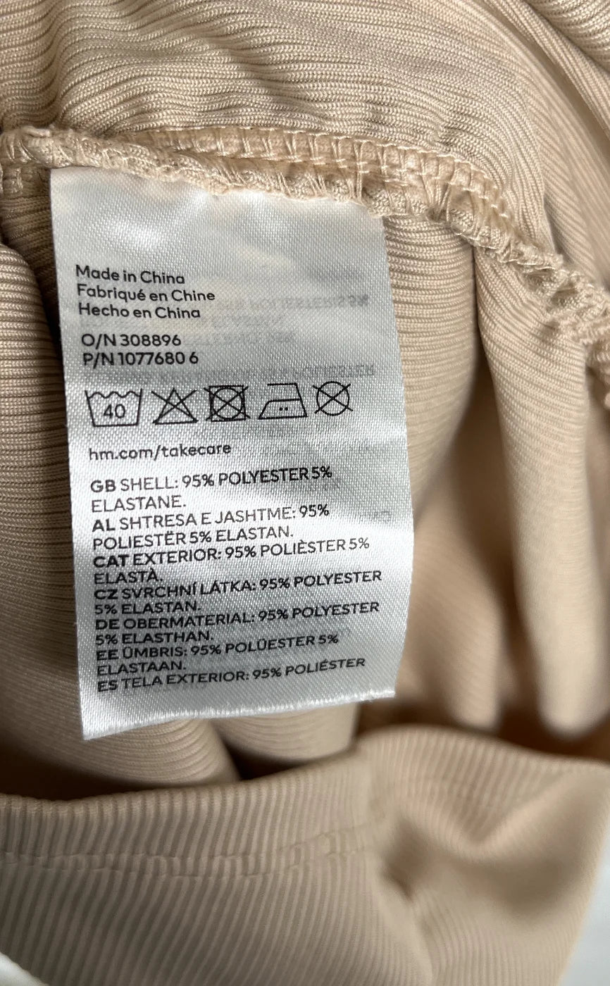 Divided rynkad beige ribbad klänning