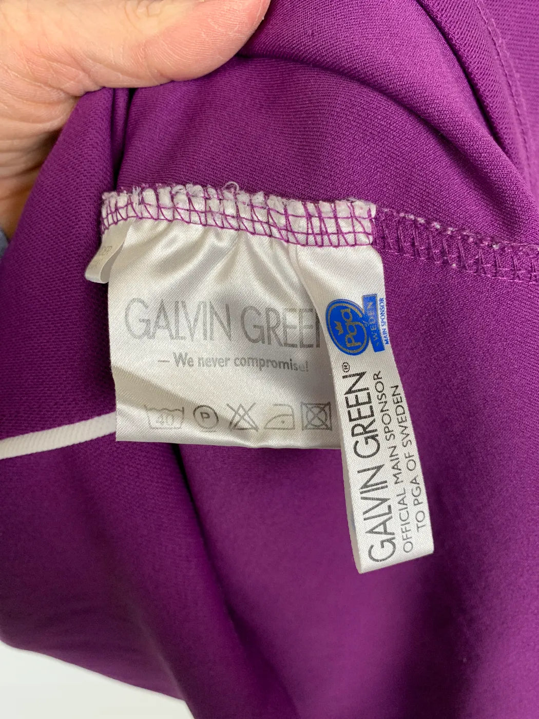 Galvin Green lila pikétröja