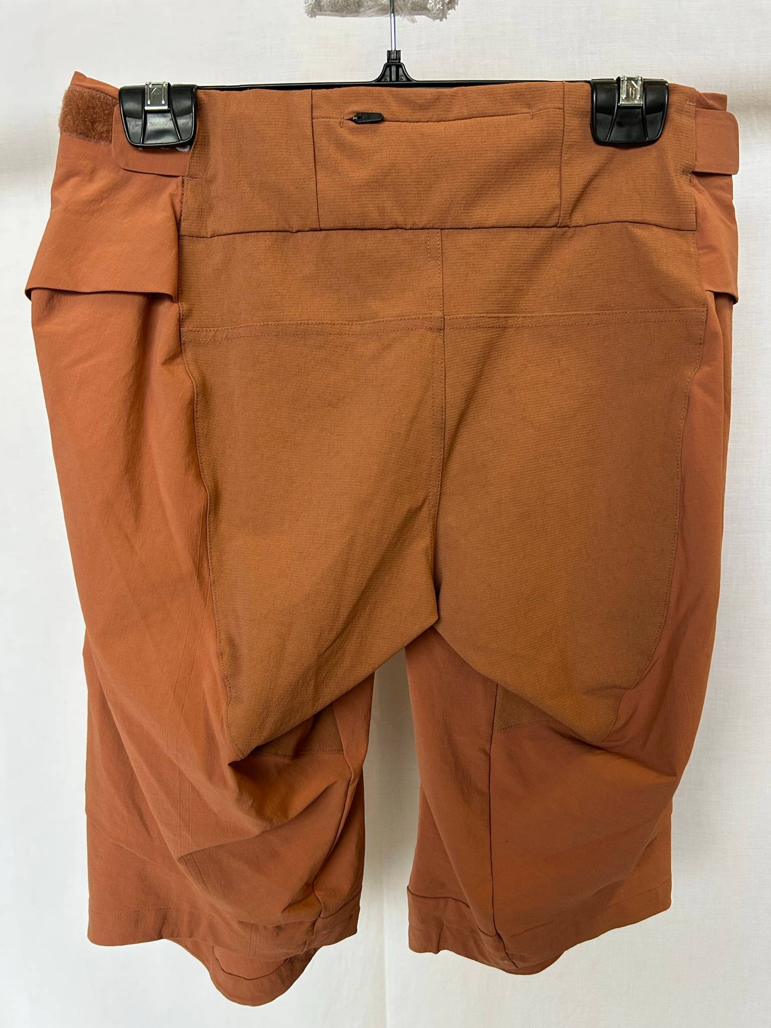 POC tekniska shorts i rostbrunt