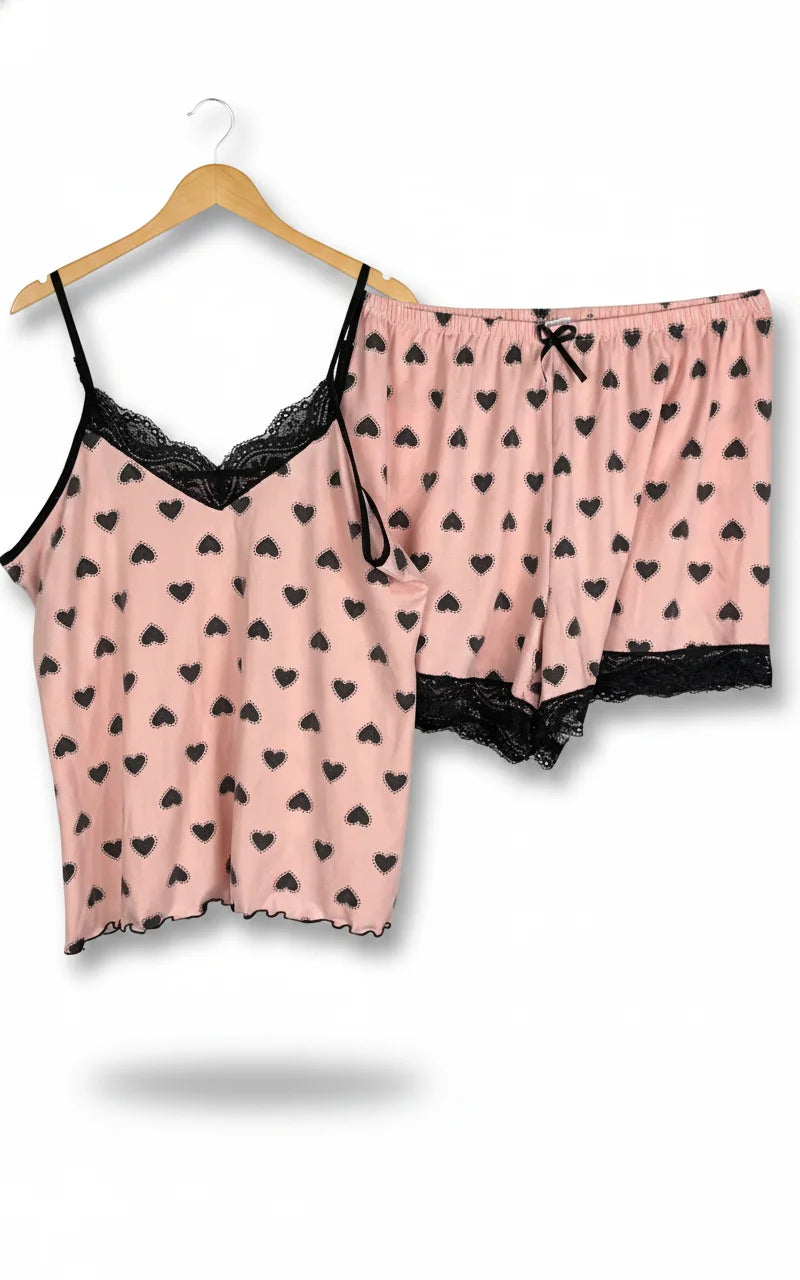 Pyjamaset med hjärtmönster och spetskant i rosa