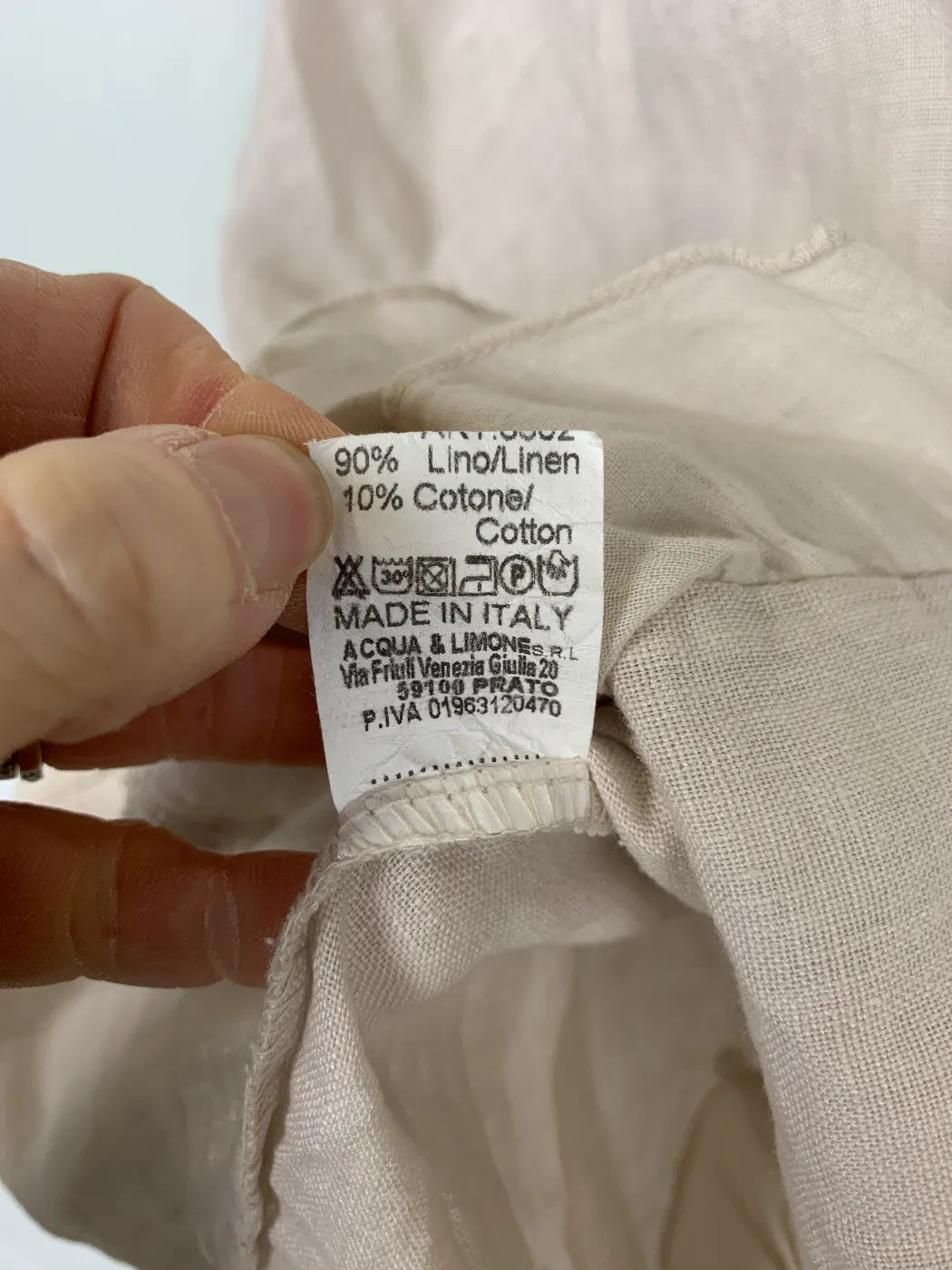 r. beige blus i linneblandning med volang