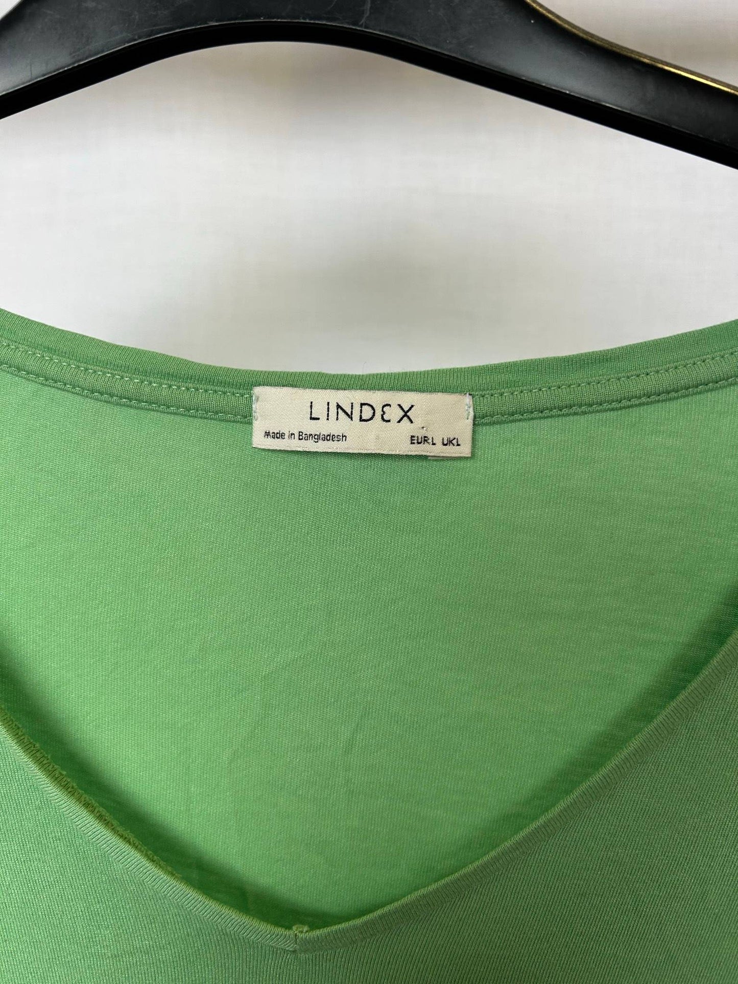 Lindex grön t-shirt med v-ringning