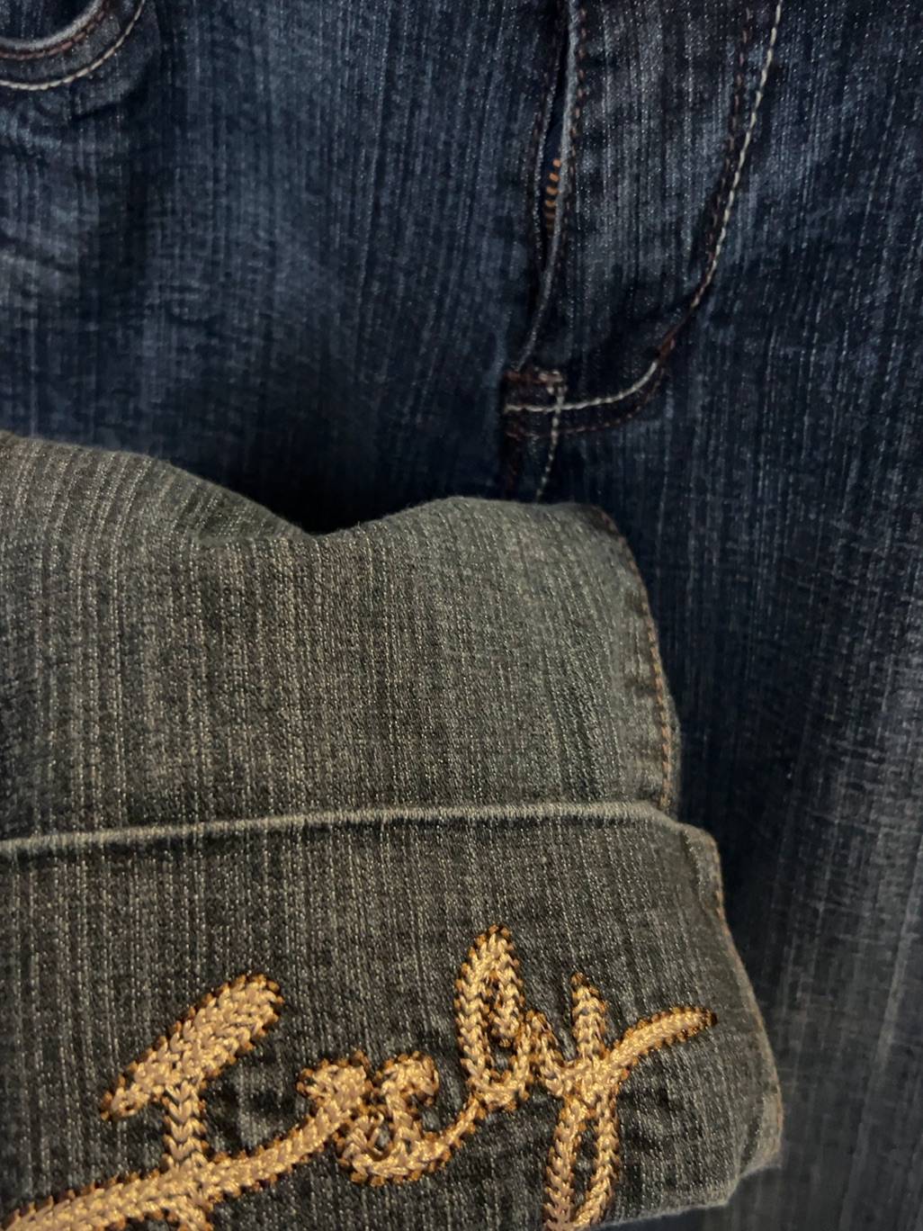 Grase mörkblå denimjeans med broderad fåll