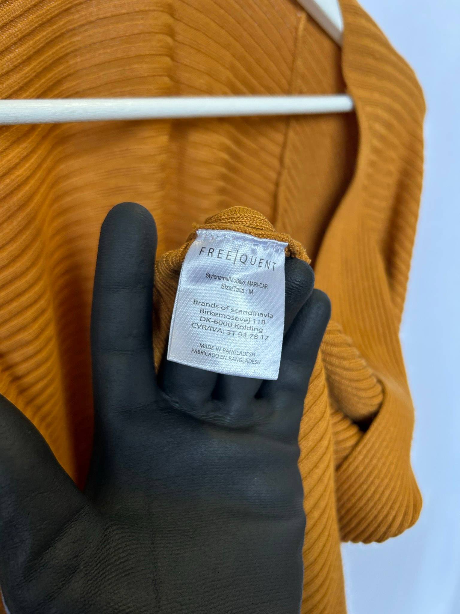 Freequent ribbad brun cardigan med öppen fram