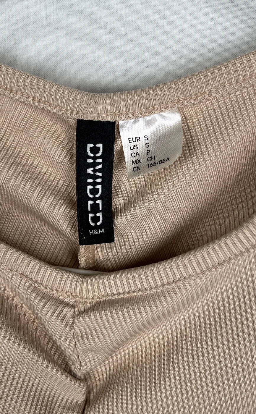Divided rynkad beige ribbad klänning