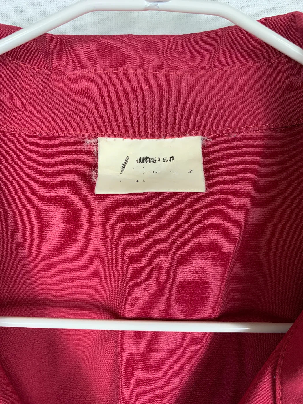 Wästgöta hallonröd skjorta med lång ärm