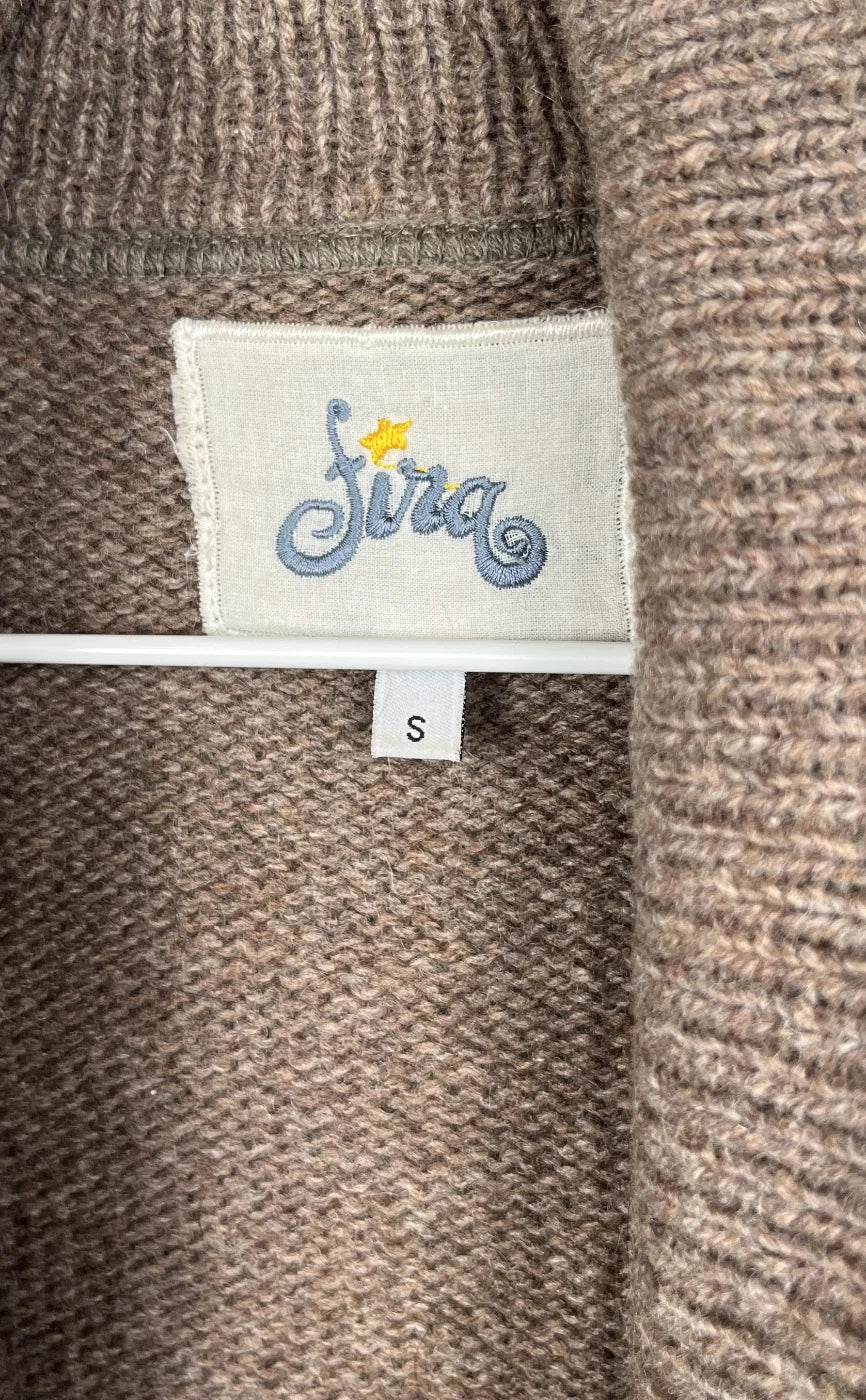 Fira brun stickad kofta med sjalkrage