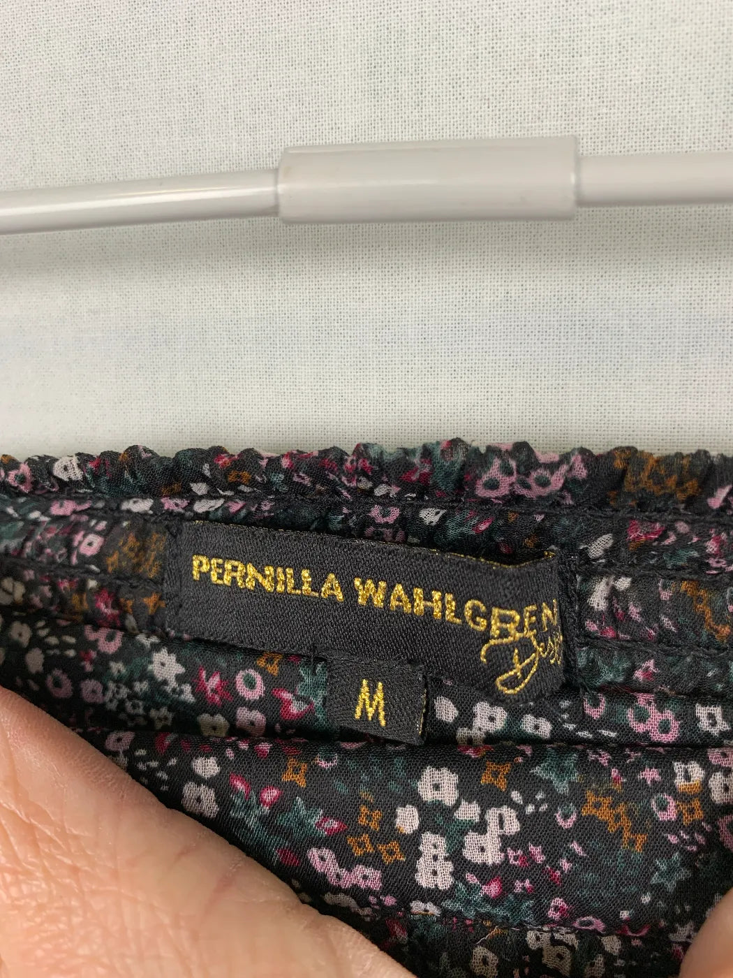 Pernilla Wahlgren blommig volangkjol i midi-längd