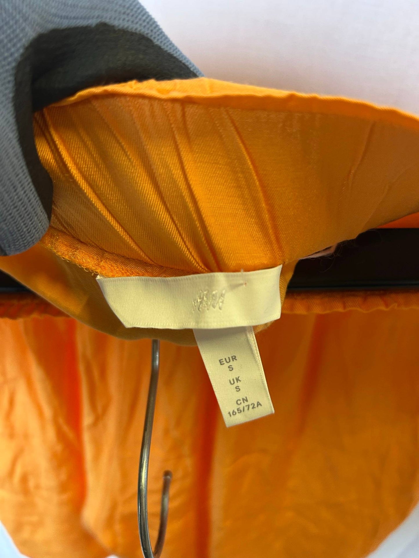 H&M orange satinshorts