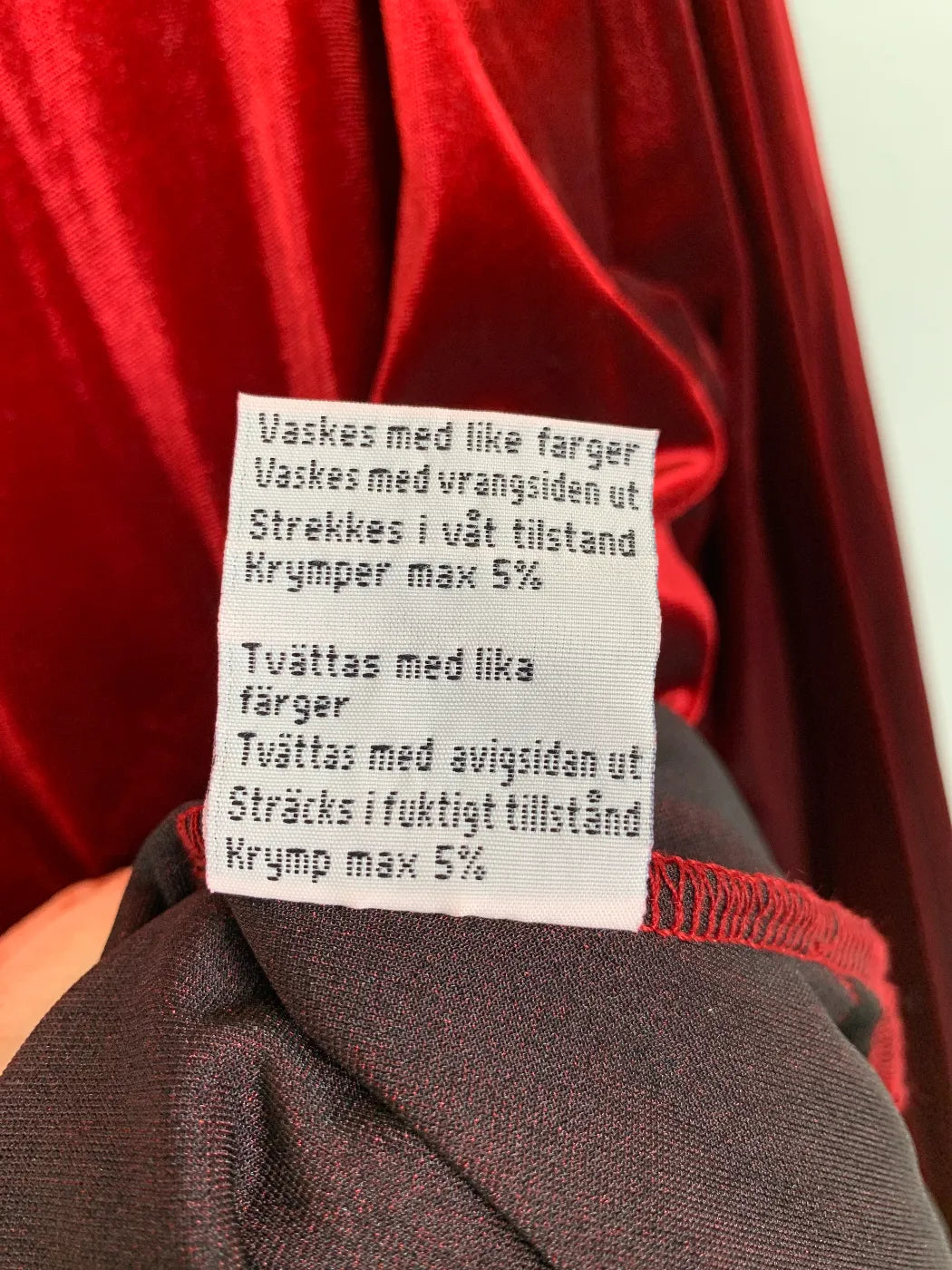 Adelsten röd sammetstopp med lång ärm