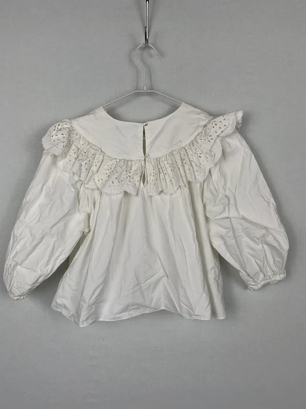Zara blus med volangkrage i vitt