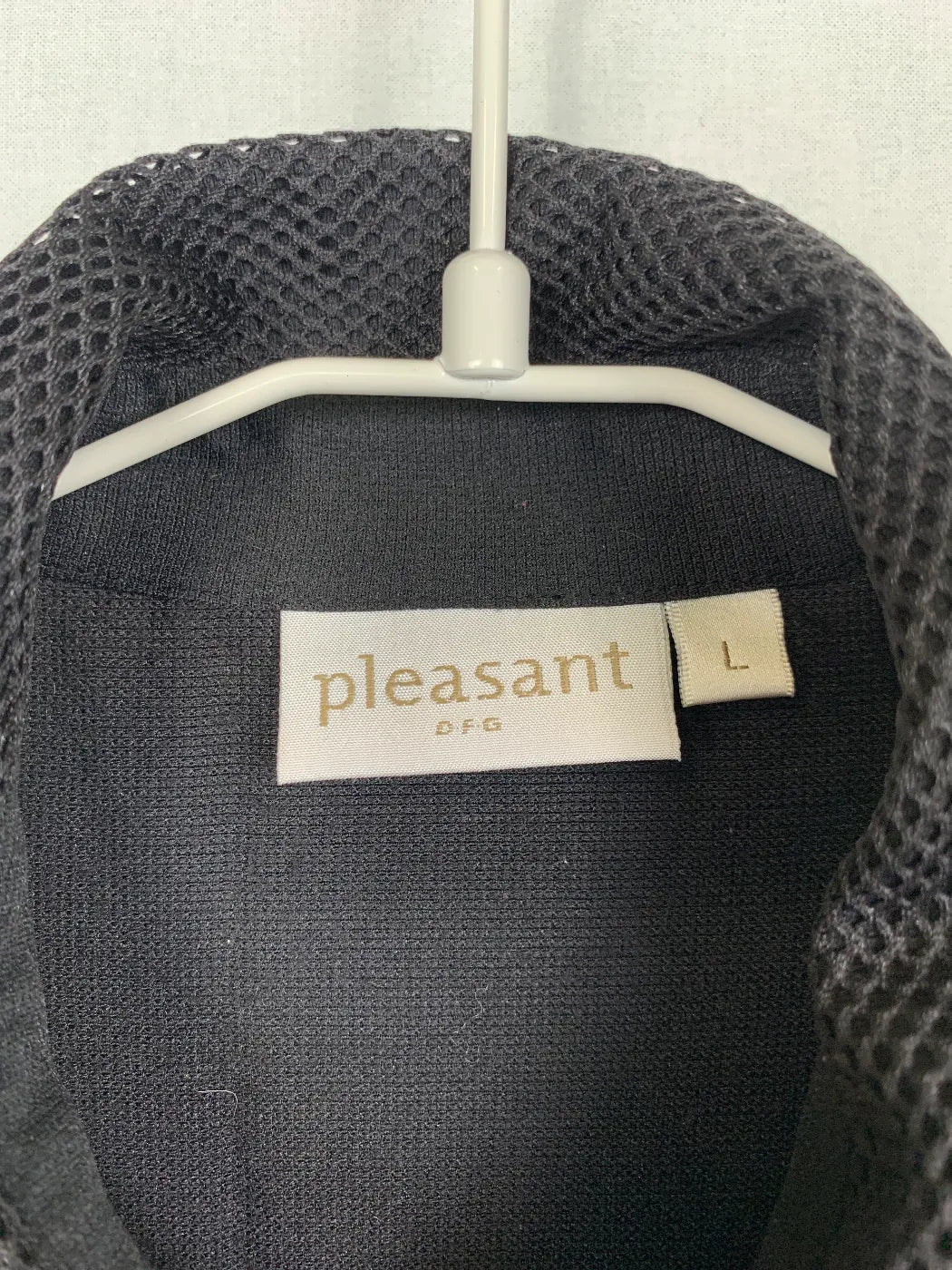 Pleasant svart kortärmad skjorta med mesh-detaljer