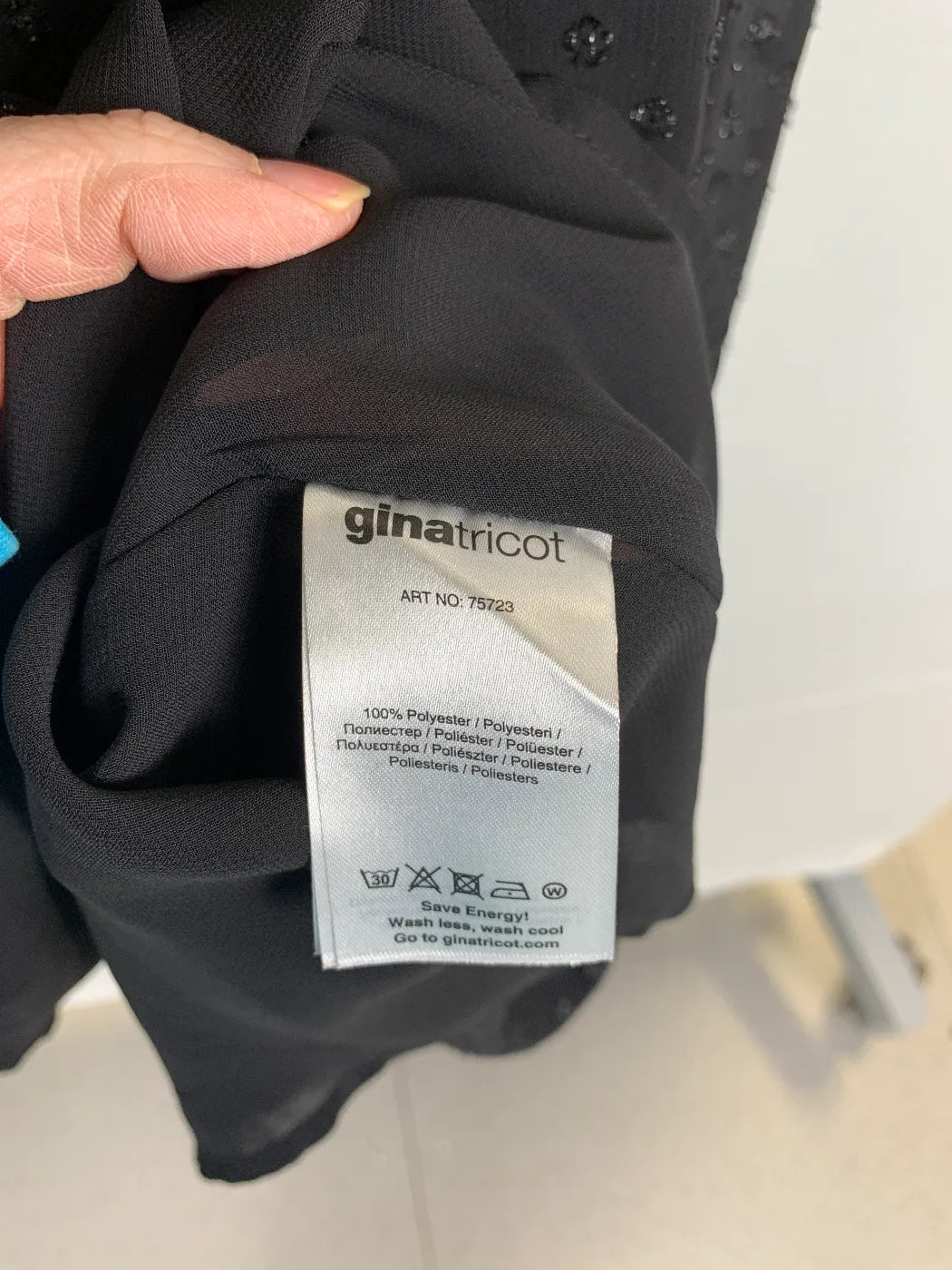 Gina Tricot svart klänning med kall axel