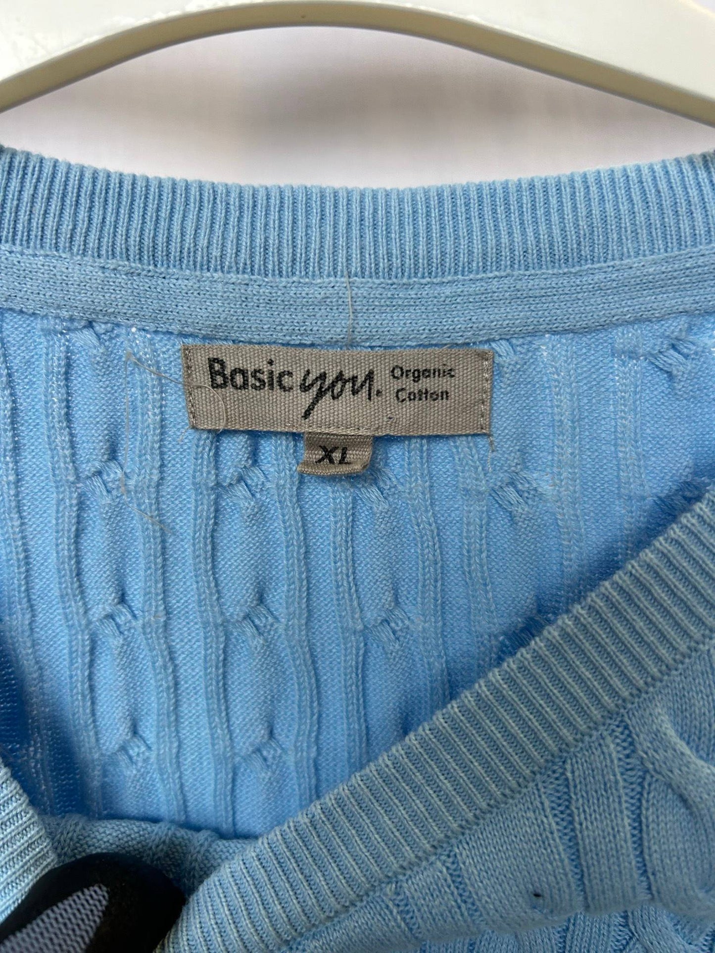 Basic you ljusblå flätstickad tröja