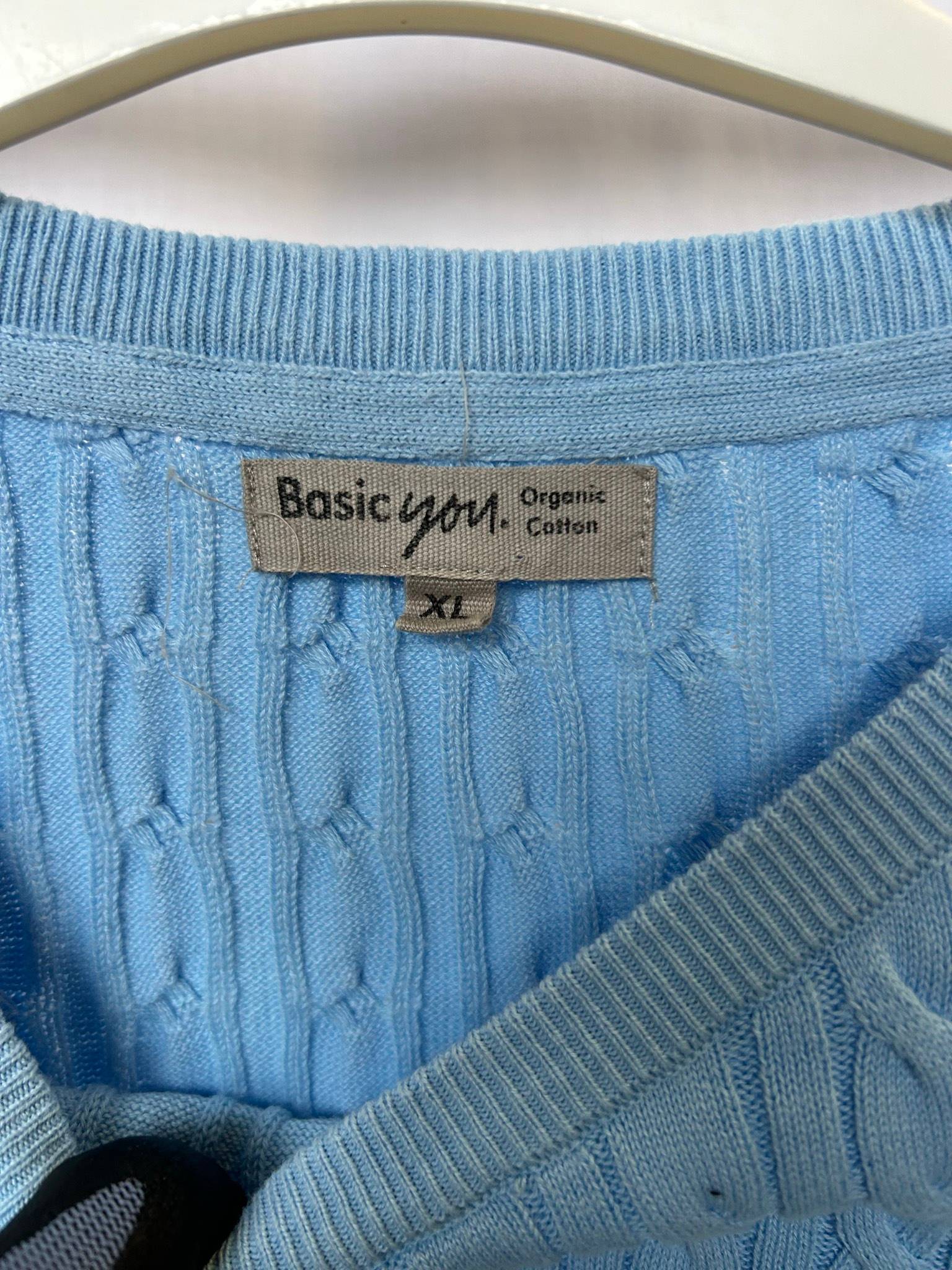 Basic you ljusblå flätstickad tröja