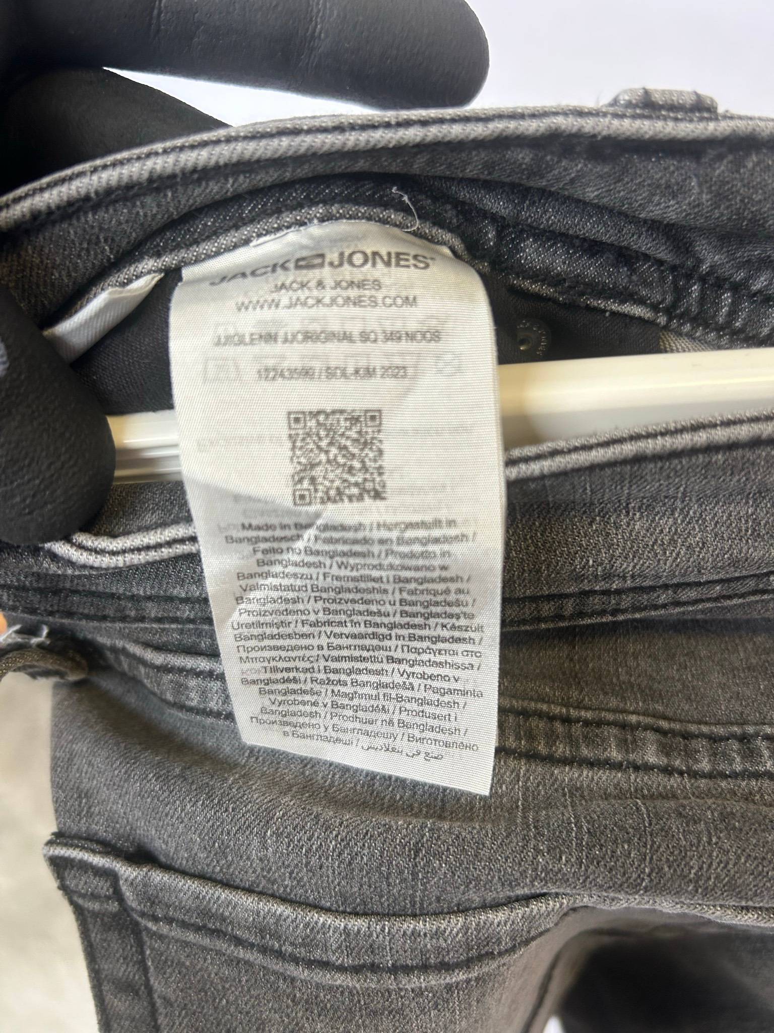 Jack & Jones herrjeans i smal passform och blekt utförande