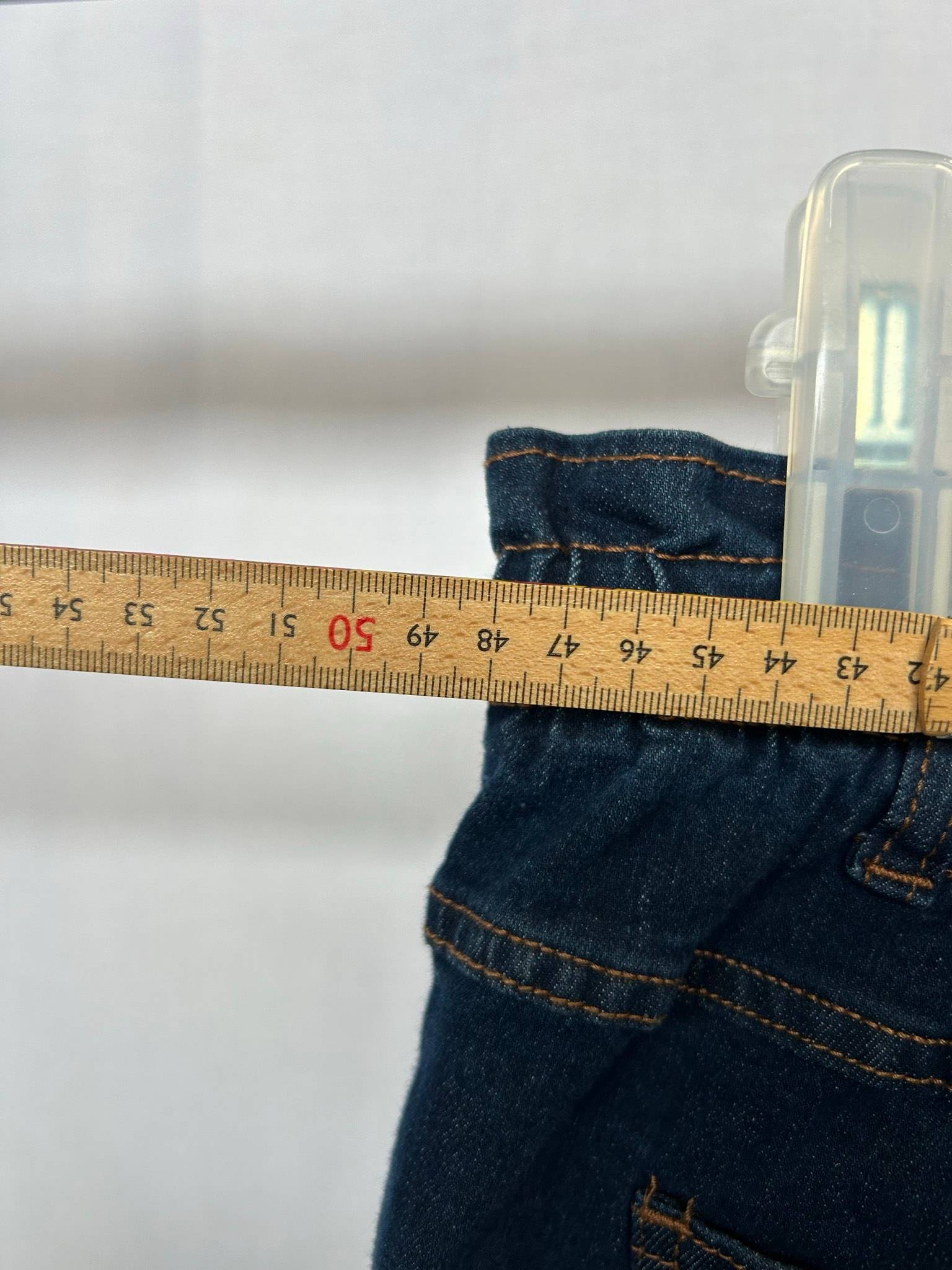 Mörkblå denimjeans med resårmidja