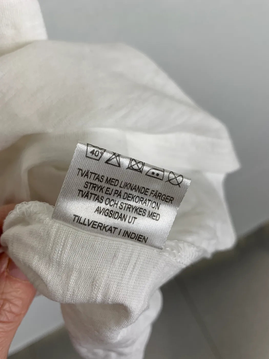 Isolde vit t-shirt med spets på axlarna